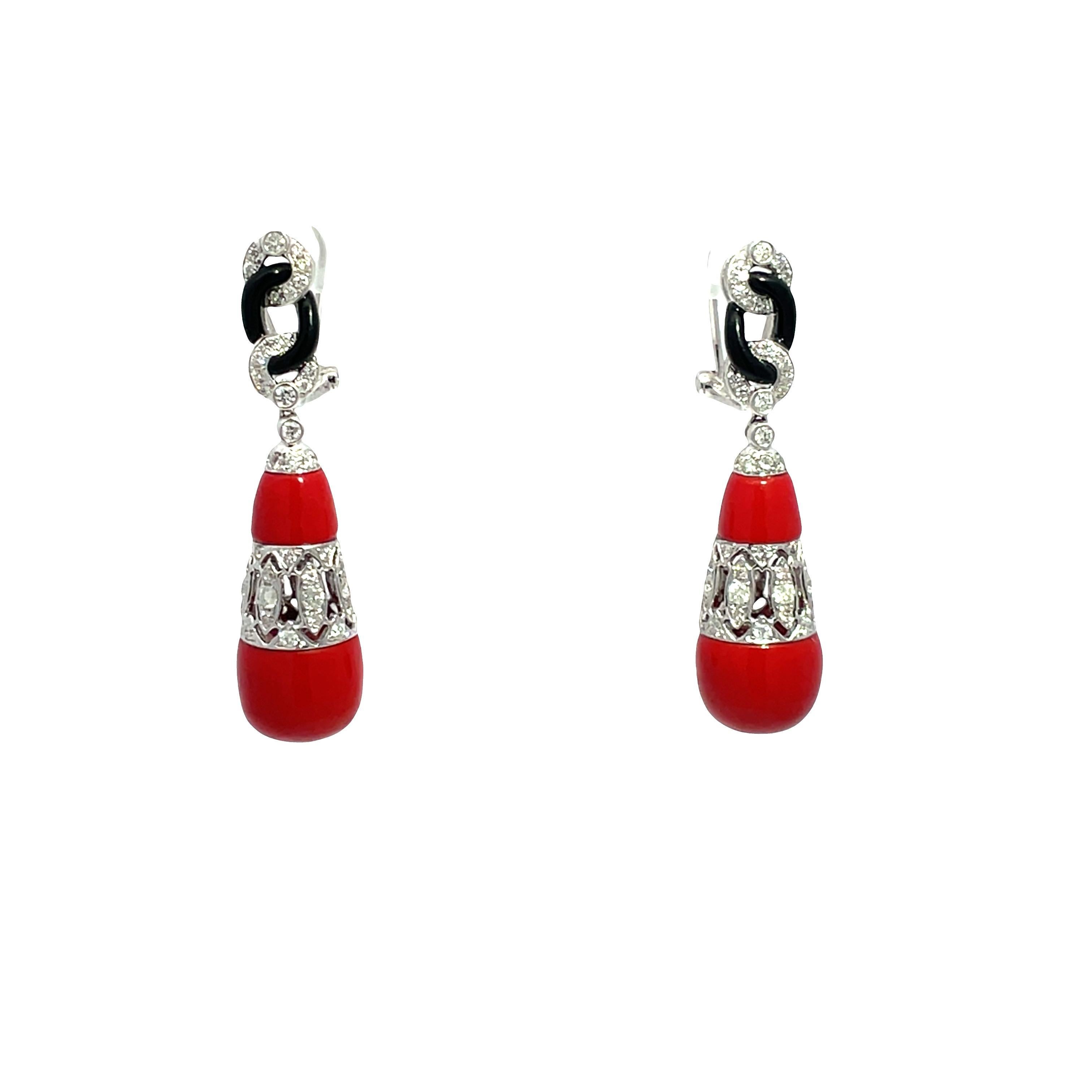 Eleganza con i nostri splendidi orecchini a goccia, meticolosamente realizzati in lussuoso oro bianco 18 carati. Questi squisiti orecchini presentano un'accattivante combinazione di corallo rosso vibrante e onice nera profonda, splendidamente