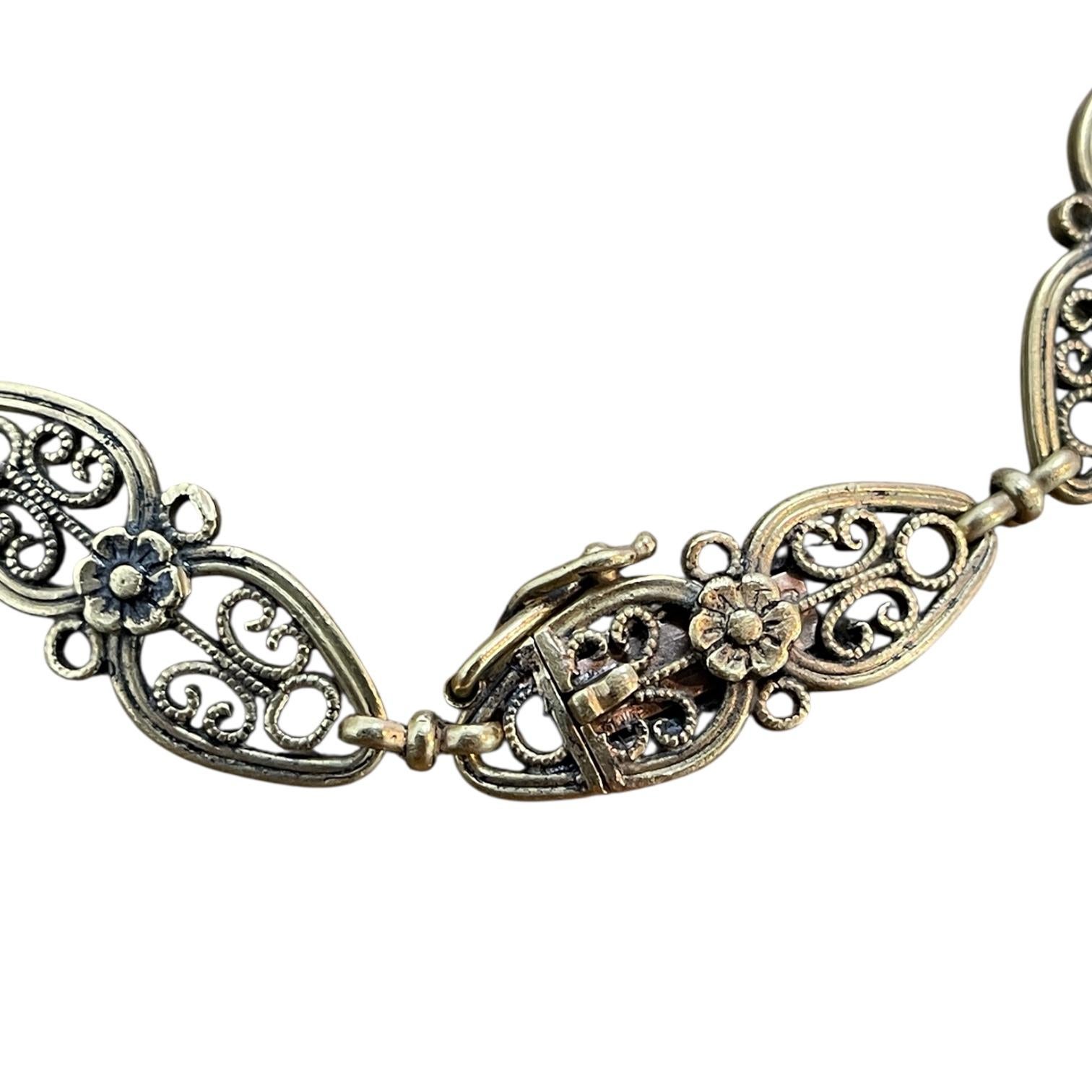 Découvrez l'élégance intemporelle de notre bracelet en or français ancien, une pièce étonnante réalisée en luxueux or jaune 18 carats. Ce bracelet exquis présente des motifs complexes qui mettent en valeur l'art de la bijouterie ancienne, ce qui en