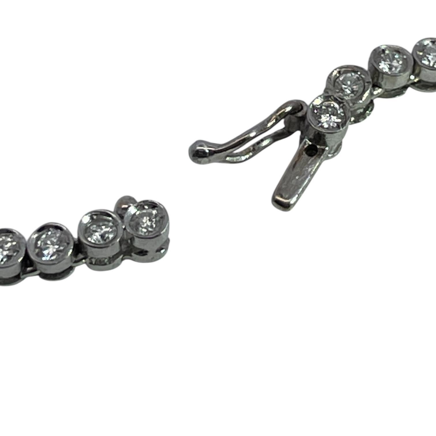 Collar de tenis de diamantes engarzados en bisel de platino en venta 2