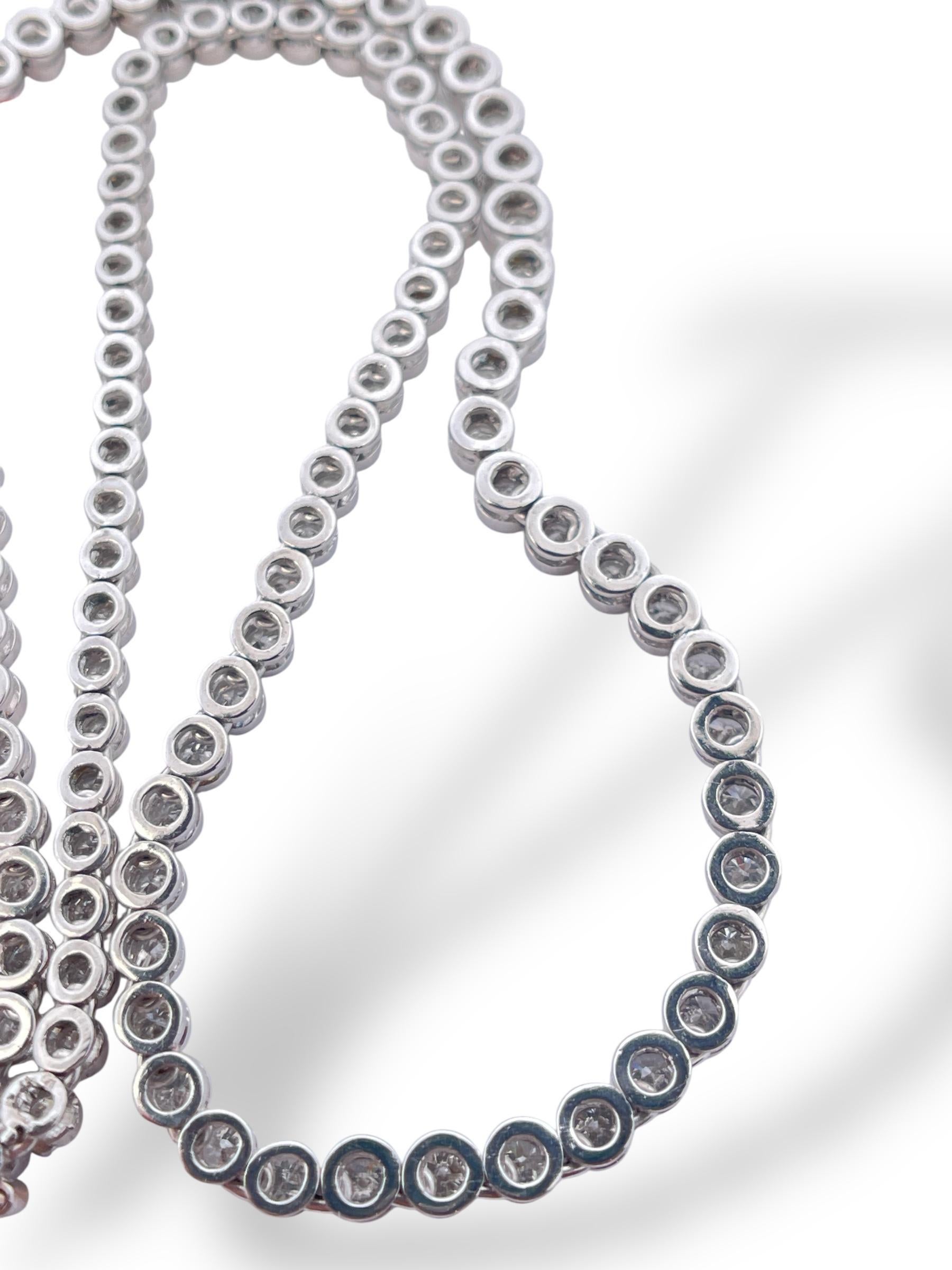 Eleva tu elegancia con nuestro impresionante Collar Tenis de Platino, una auténtica obra maestra que exhibe el brillo de aproximadamente 141 diamantes meticulosamente engastados en bisel, que suman un impresionante total de 5,35 quilates. Esta