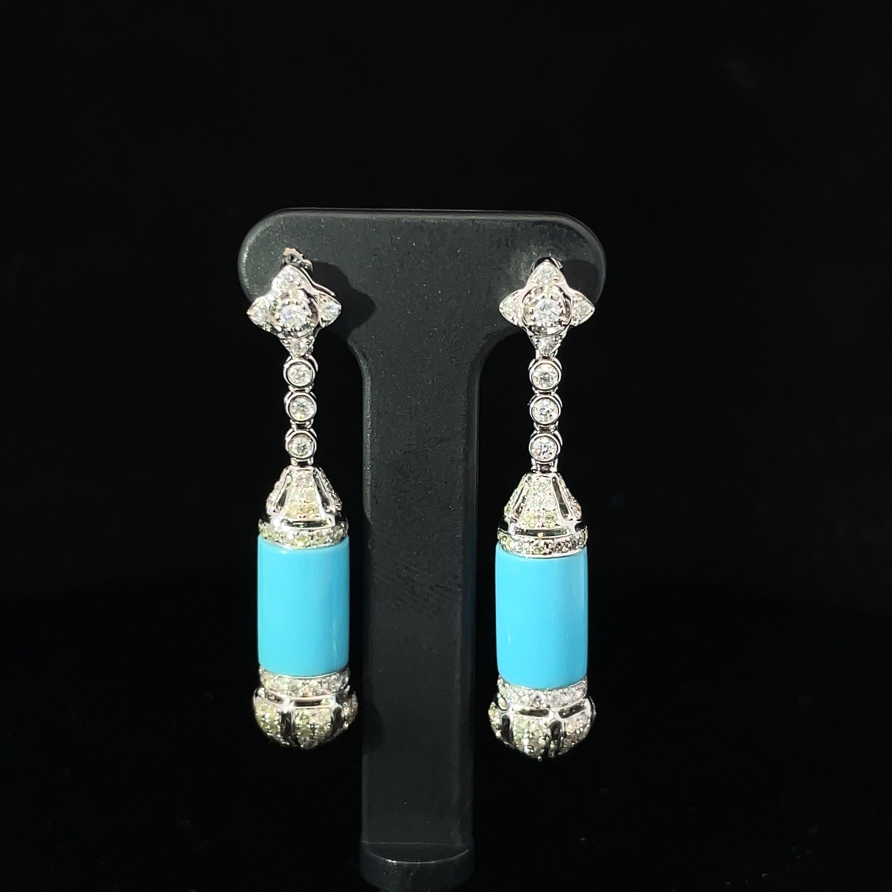 Rehaussez votre élégance avec nos superbes Eleg, méticuleusement fabriquées en or blanc 18 carats. Ces boucles d'oreilles exquises présentent deux pierres turquoise vibrantes, totalisant 5,85 carats, qui rayonnent d'une teinte captivante,