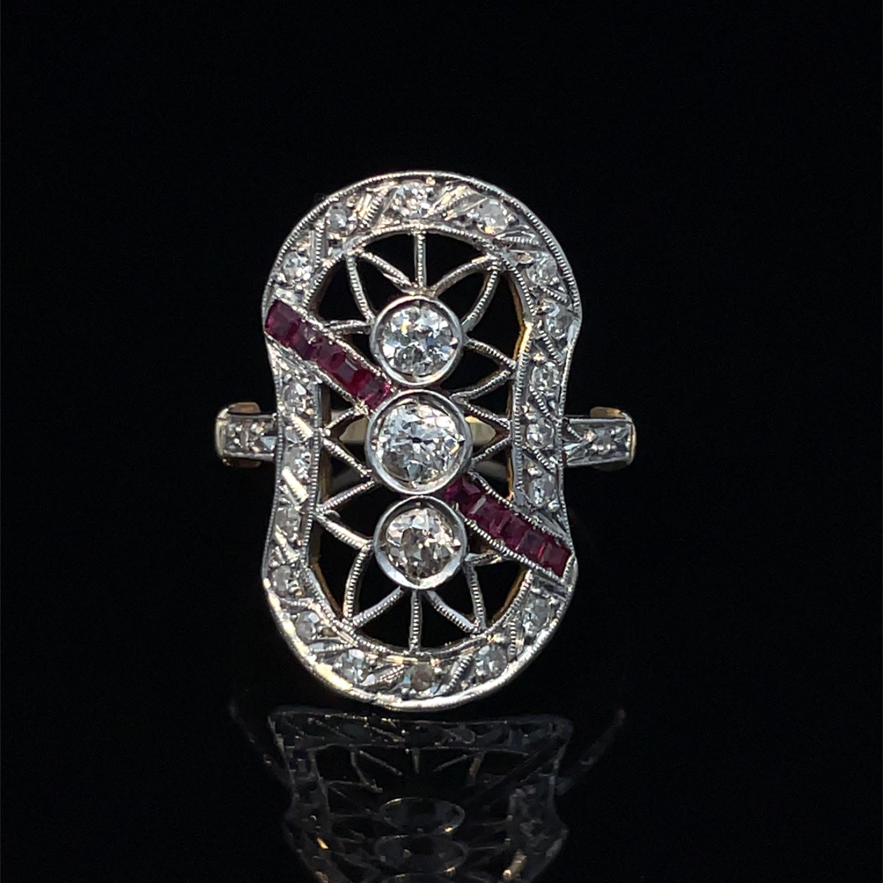 Découvrez l'élégance de la bague cocktail en or 14k à diamant et rubis, une véritable déclaration de sophistication. Cette pièce exquise présente trois diamants blancs ronds, dont l'éclat est parfaitement complété par une bande diagonale de rubis
