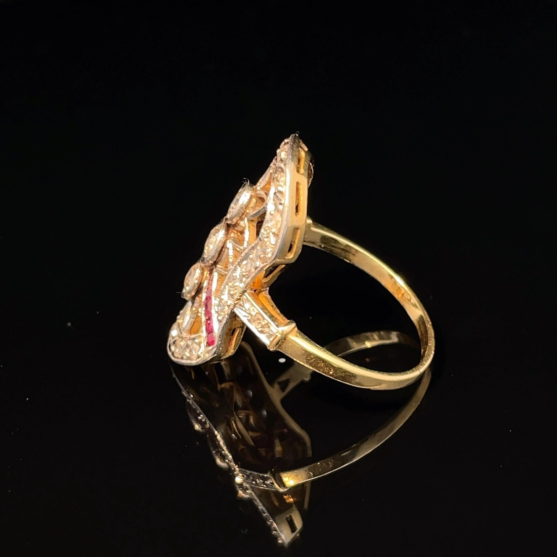 Taille ronde Bague Art déco en or jaune massif et platine à 3 pierres, diamants et rubis en vente