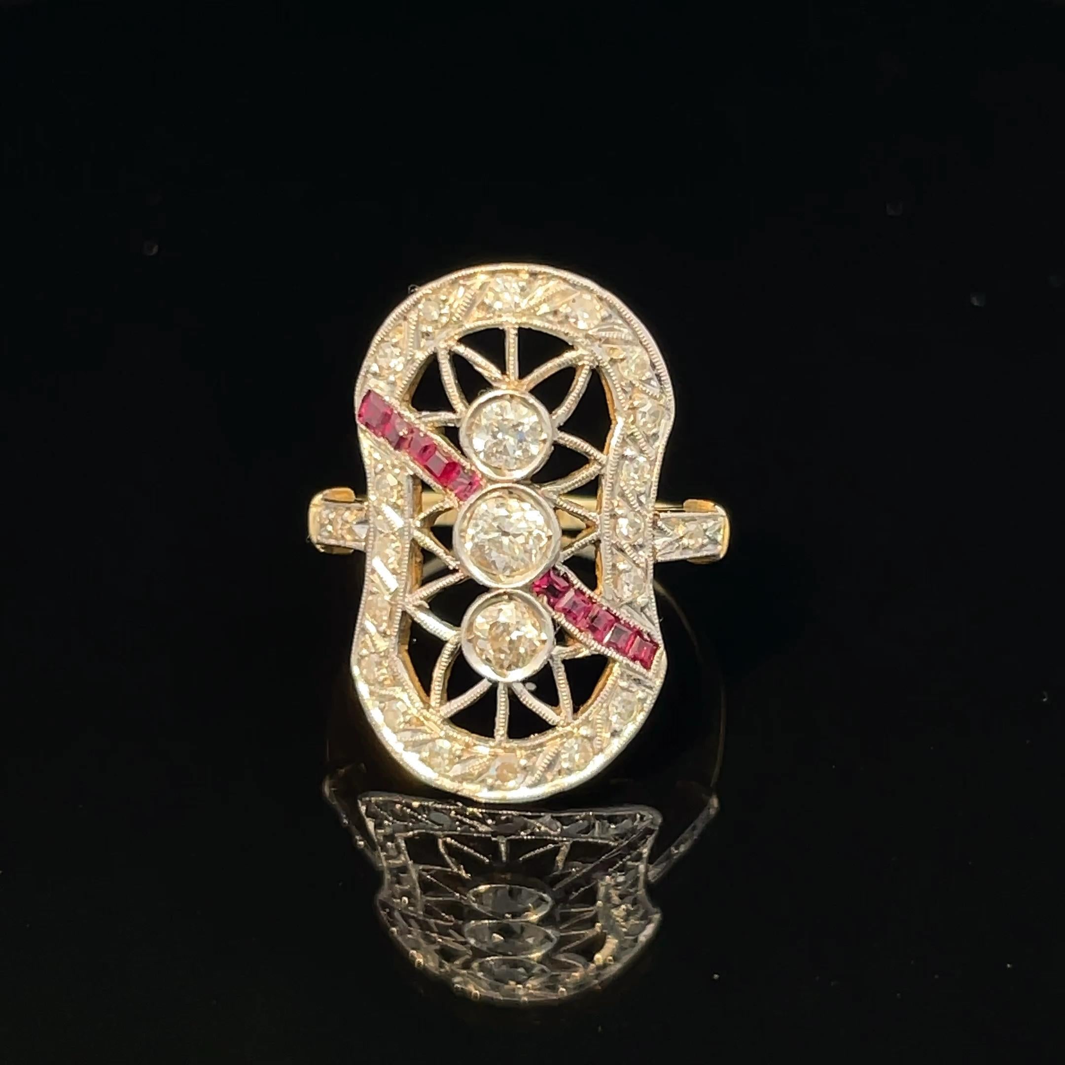 Bague Art déco en or jaune massif et platine à 3 pierres, diamants et rubis en vente 2