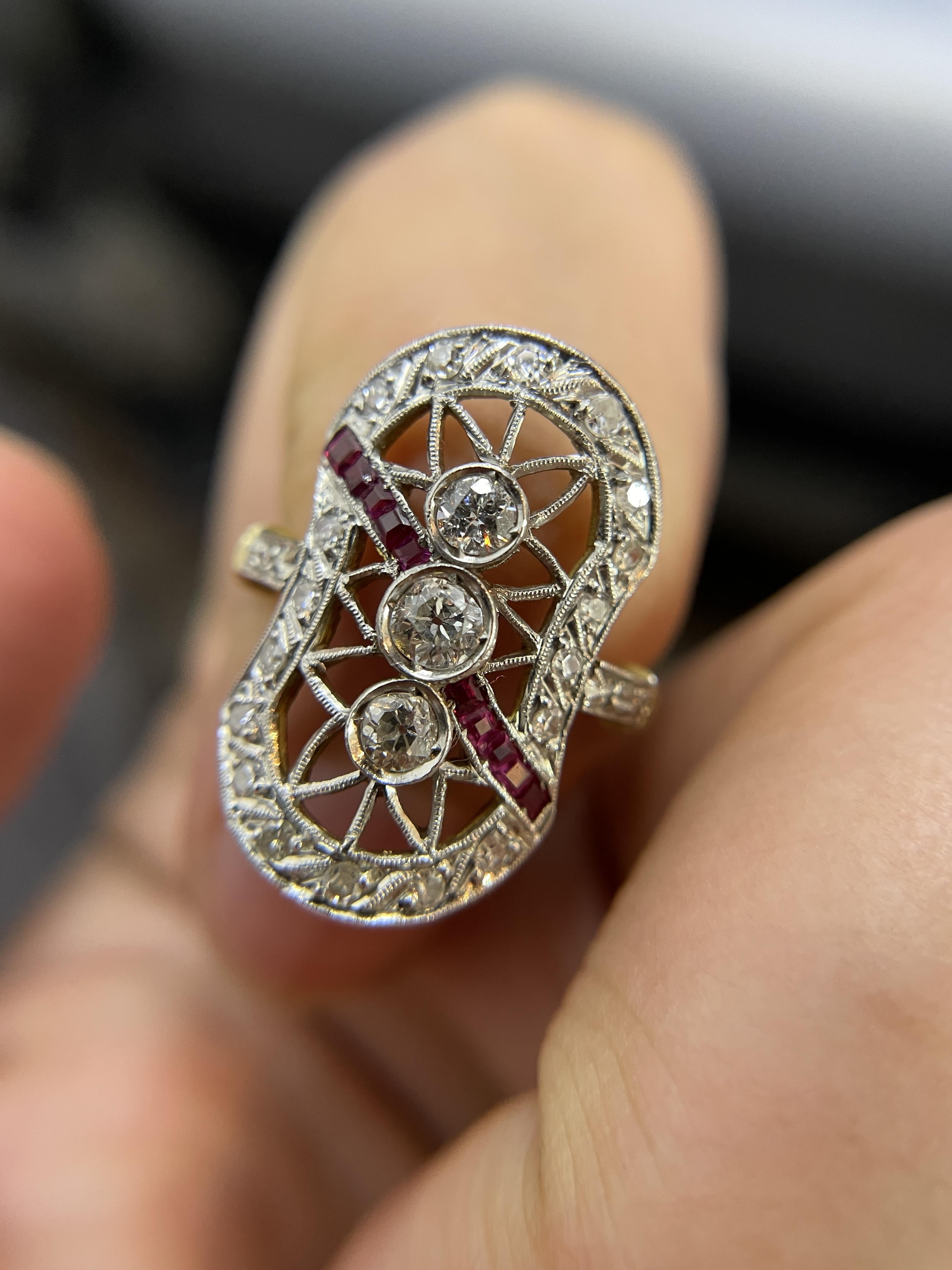 Bague Art déco en or jaune massif et platine à 3 pierres, diamants et rubis Excellent état - En vente à New York, NY