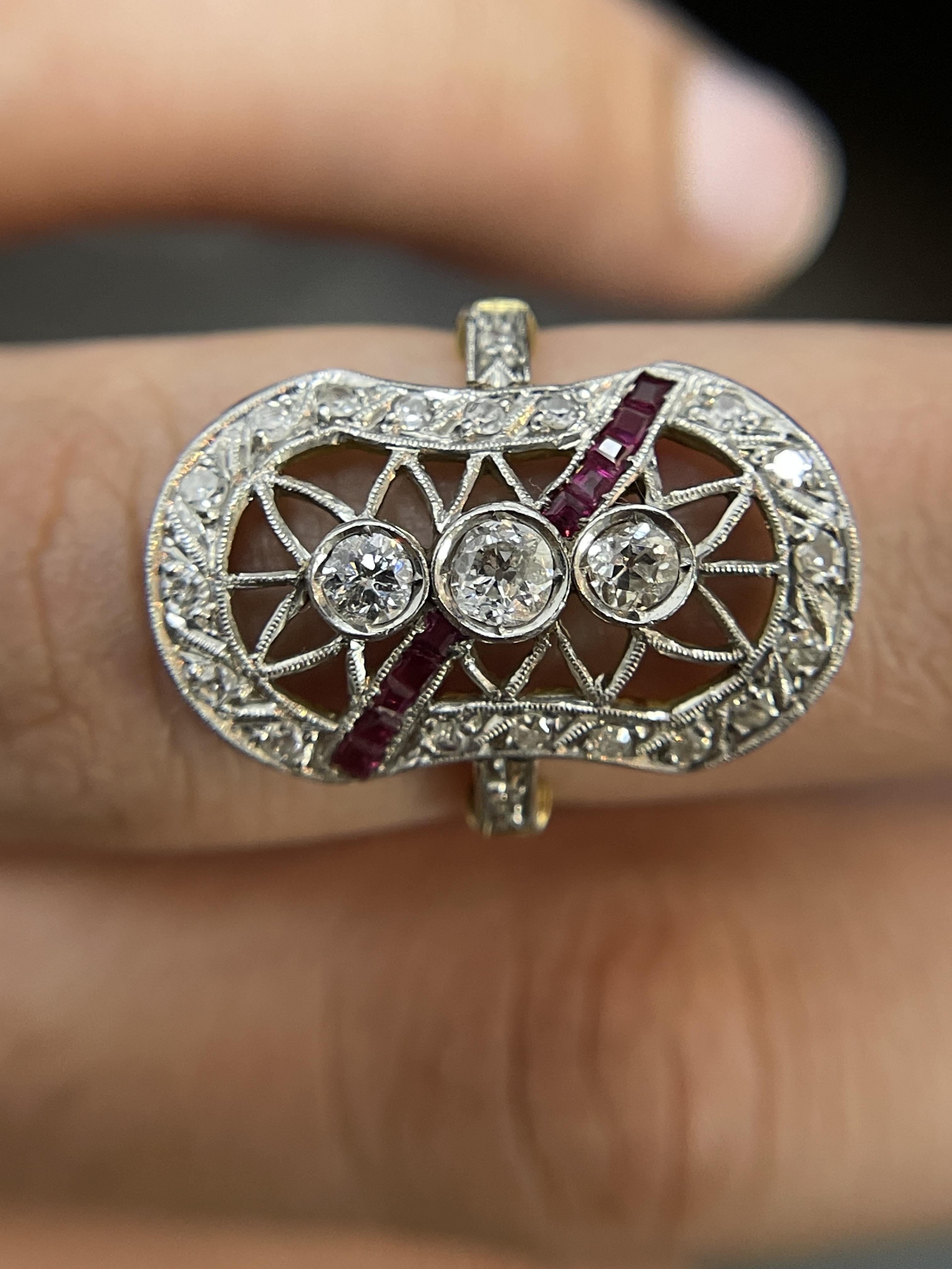 Bague Art déco en or jaune massif et platine à 3 pierres, diamants et rubis en vente 1