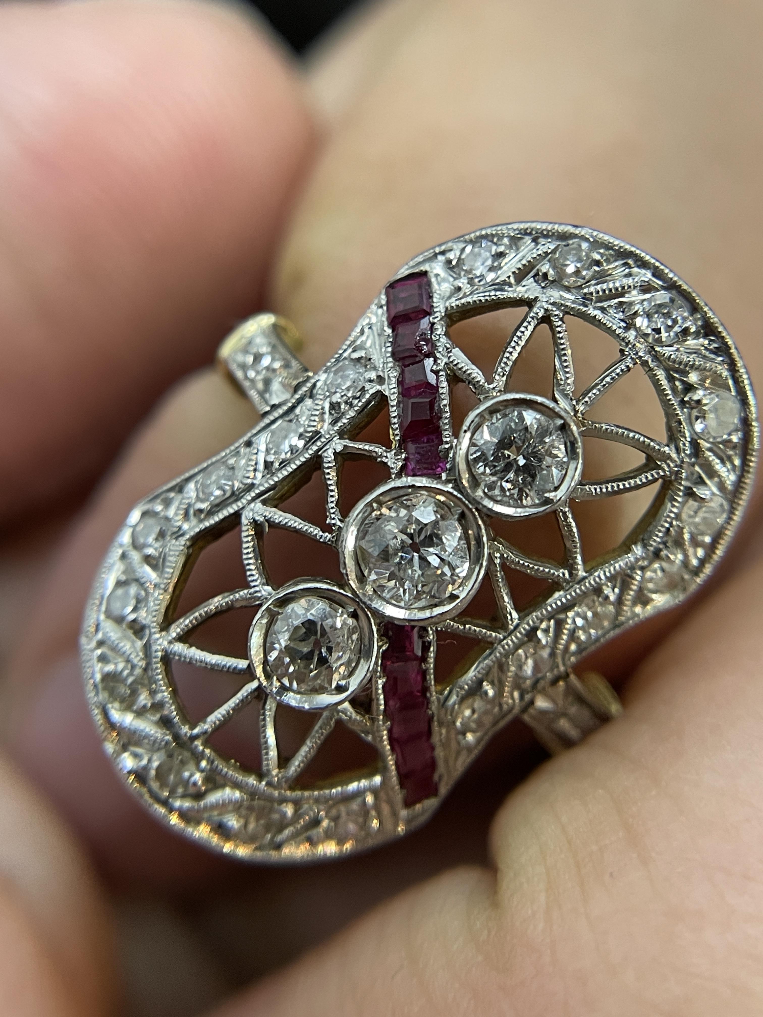 Bague Art déco en or jaune massif et platine à 3 pierres, diamants et rubis Unisexe en vente