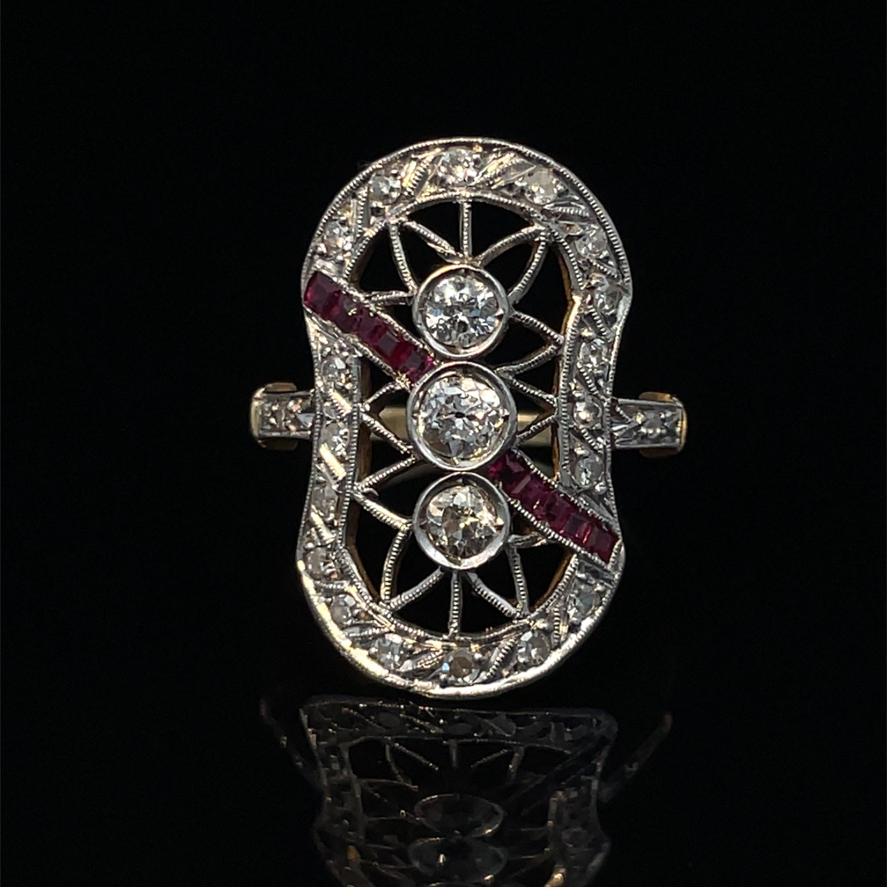 Bague Art déco en or jaune massif et platine à 3 pierres, diamants et rubis en vente 3