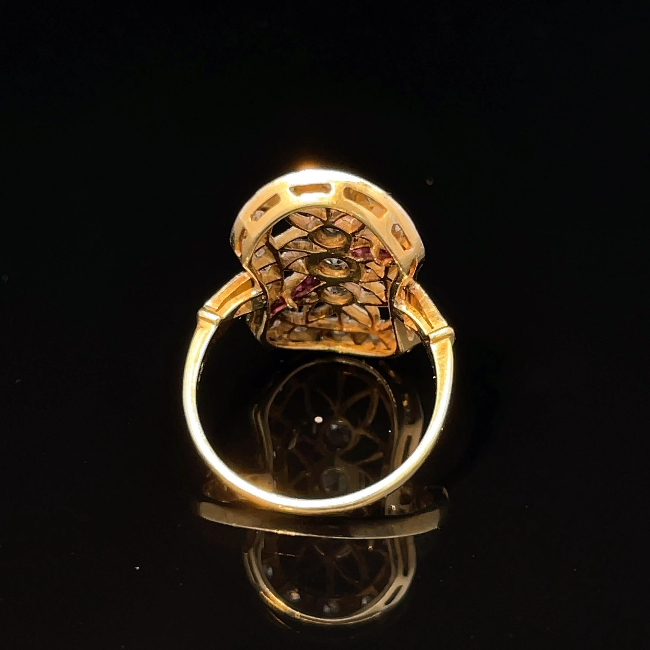 Bague Art déco en or jaune massif et platine à 3 pierres, diamants et rubis en vente 4