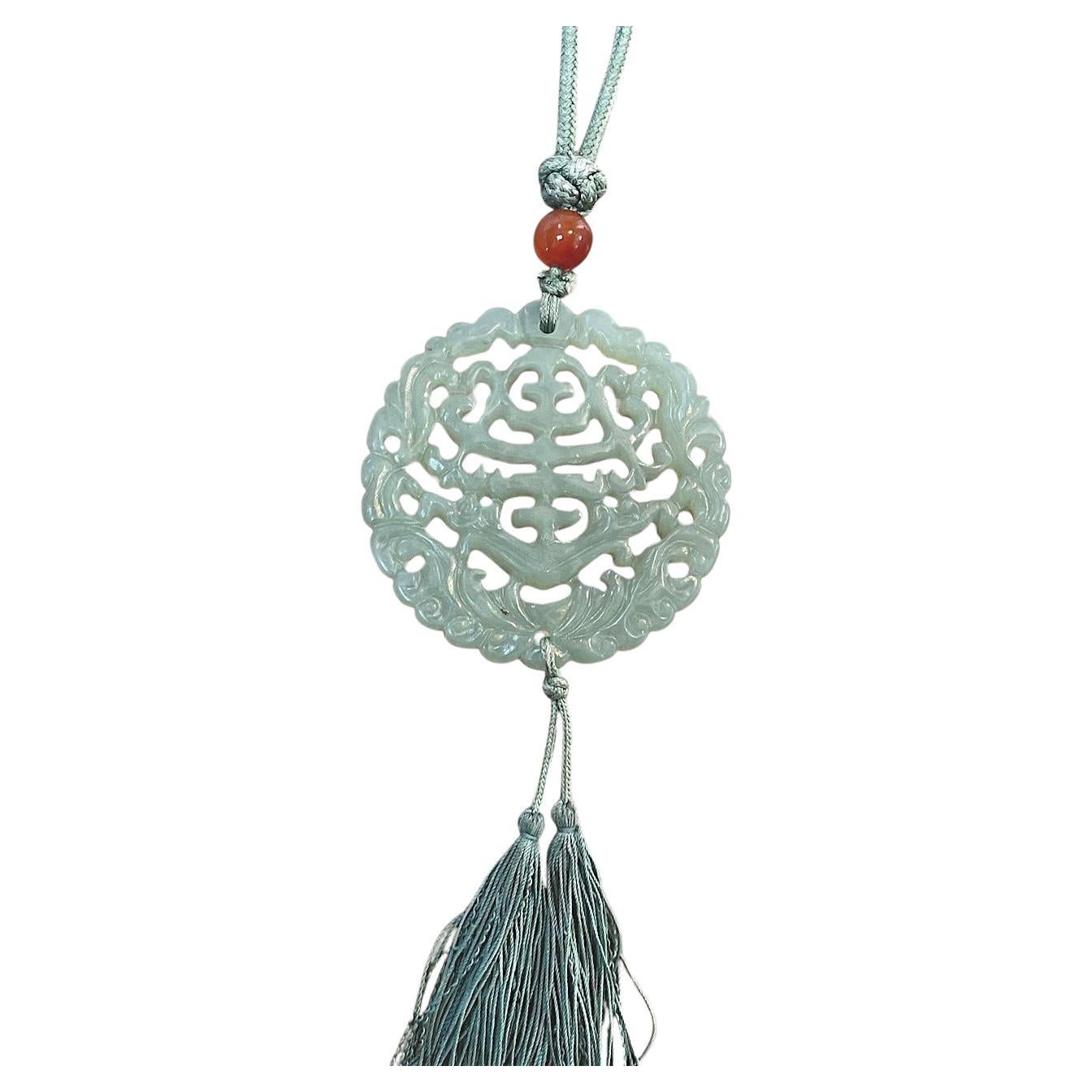 Collier pendentif en jade sculpté chinois ancien avec Corde tissée en vente