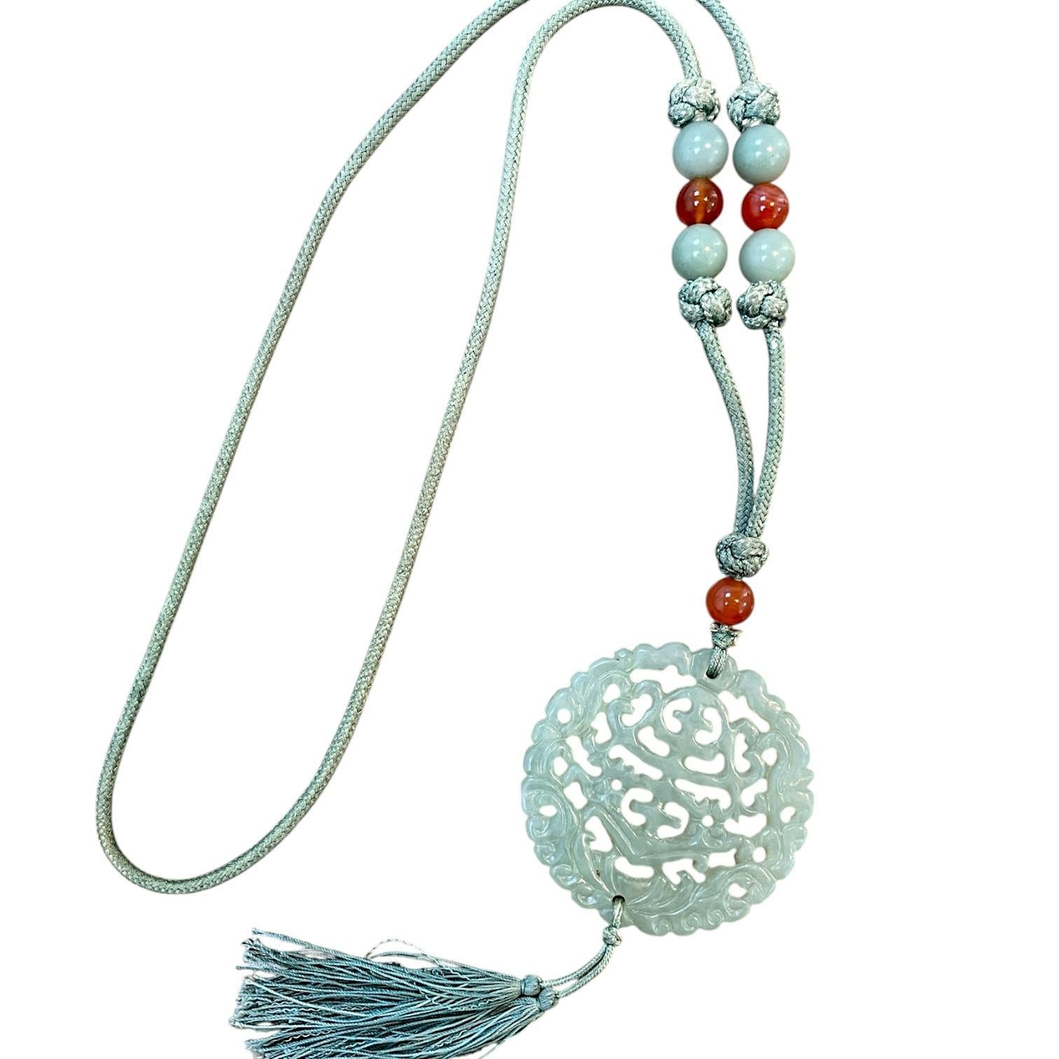 Taille mixte Collier pendentif en jade sculpté chinois ancien avec Corde tissée en vente