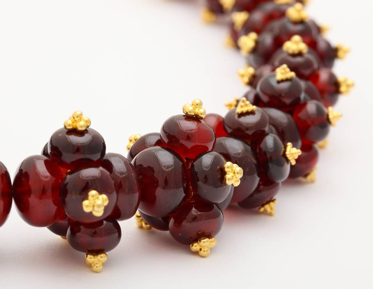 Garnet Gold Garland Necklace In Excellent Condition In Fifth Avenue, NY