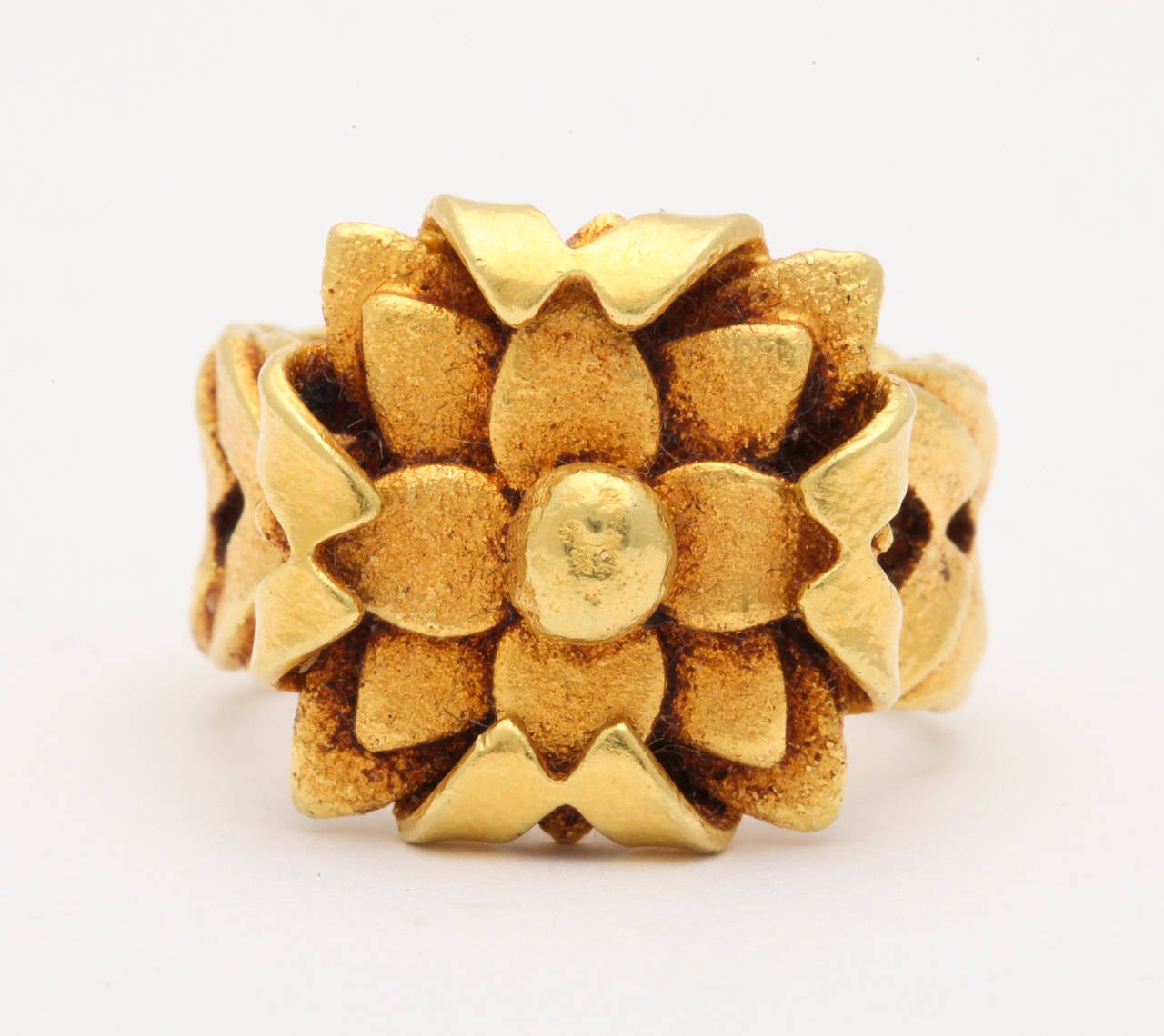 An 18kt yellow gold basket ring. The ring has a gold bow on top and the bow has a gold flower set inside. Size 7.
