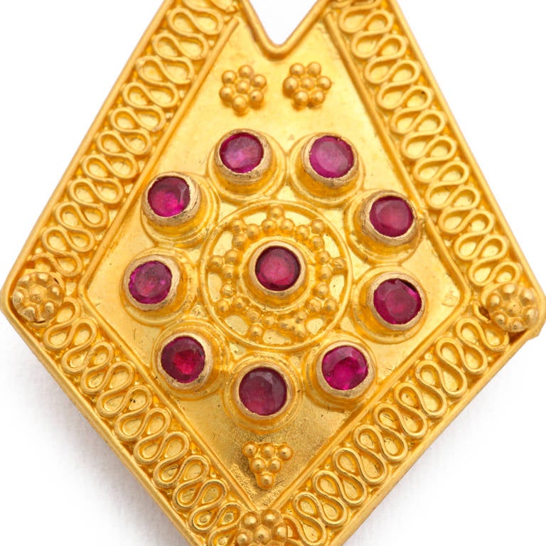  Ruby Gold Shield Earrings In Excellent Condition In Fifth Avenue, NY