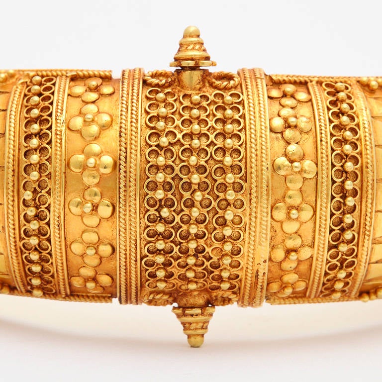 Gold Flower Temple Bracelet In Good Condition In Fifth Avenue, NY