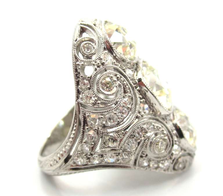 Exquisite Edwardian Ära Drei-Stein-Diamant-Platin Navette Verlobungsring im Zustand „Hervorragend“ in Los Angeles, CA