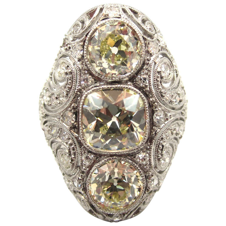 Exquisite Edwardian Ära Drei-Stein-Diamant-Platin Navette Verlobungsring