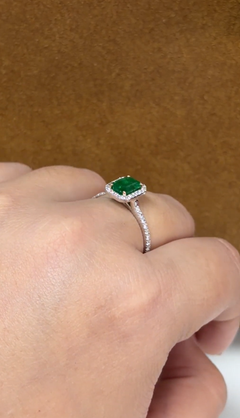 Anello con smeraldo colombiano da 1,20 carati e diamanti a corona in oro bianco 14K
