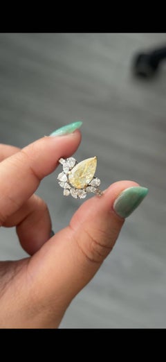 Anello Art Déco con diamante giallo fancy da 2,51 ct in montatura halo, in oro bianco 18 carati