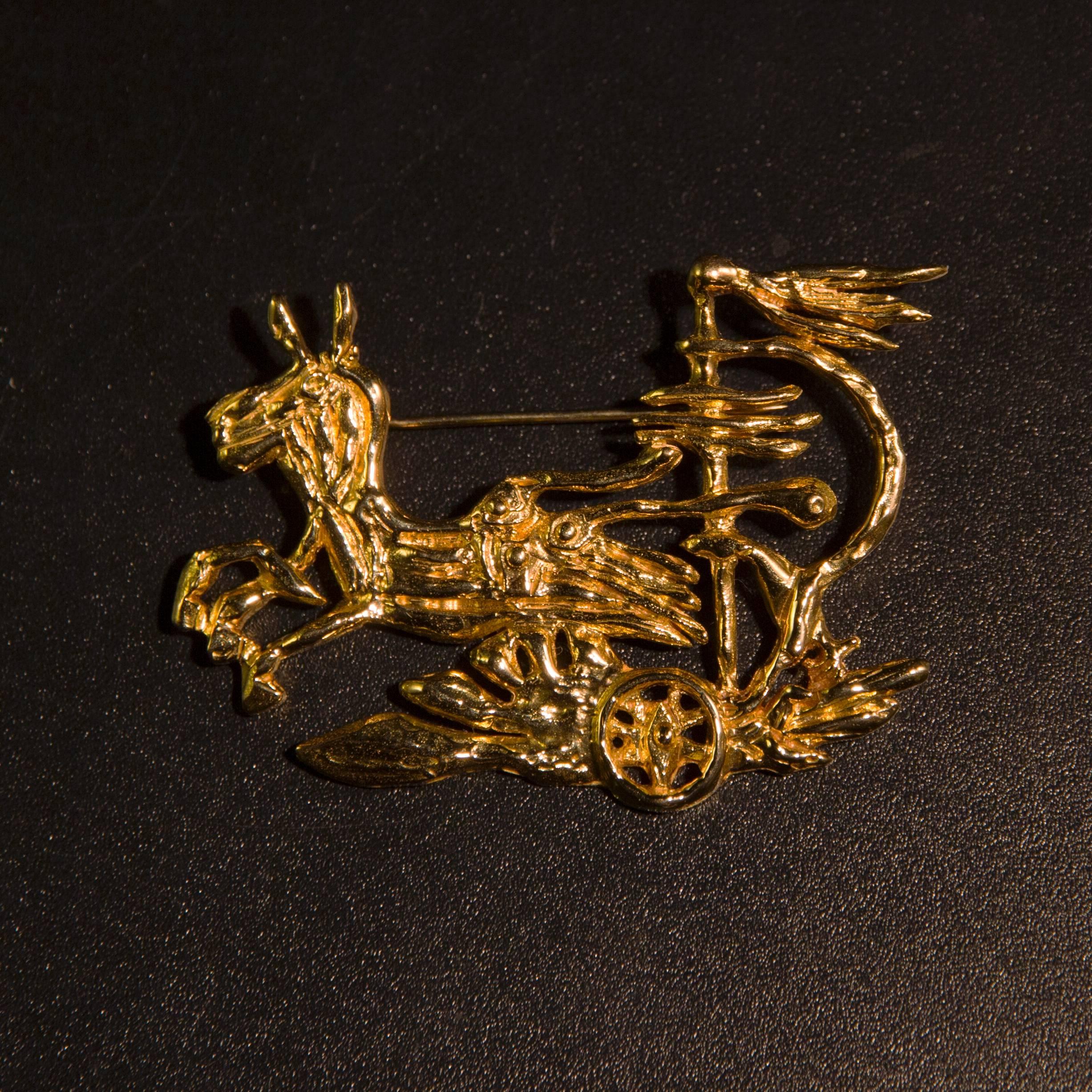 Express Shipping insured during the Lockdown

Beautiful and Rare 18K gold (tested) brooch by Georges Braque (1882-1963), inventor of cubism.
This brooch features Medea leaving on her Chariot.
It is Signed 