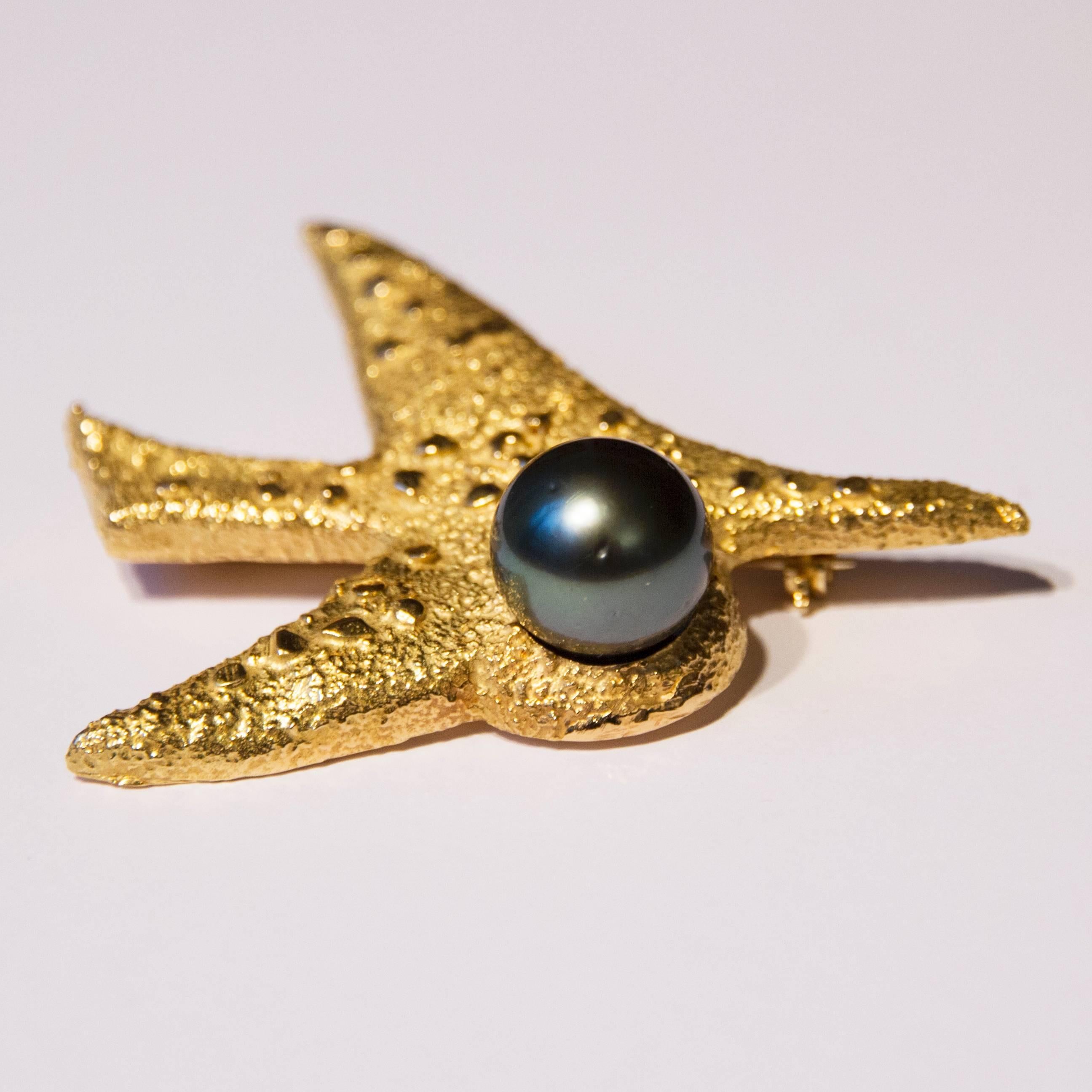 Beautiful 18K Gold Brooch with a perfect round Tahiti pearl by Georges Braque (1882-1963), inventor of cubism.
The piece is signed "Bijoux de Braque" and numbered 3/8. 
It was chosen by Georges Braque after one of his drawing called