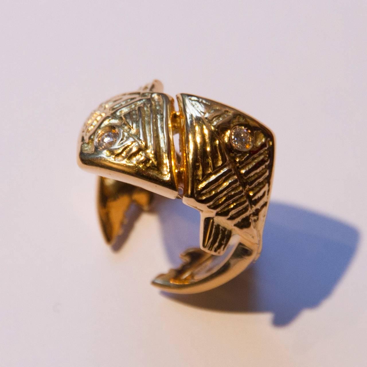 Very beautiful 18K Gold and roundcut briliants ring by Georges Braque (1882-1963), inventor of cubism.

This ring features the greeks oceanides as fishes.
It is signed "Bijoux de Braque" and numbered EA ("Epreuve d'artiste" for