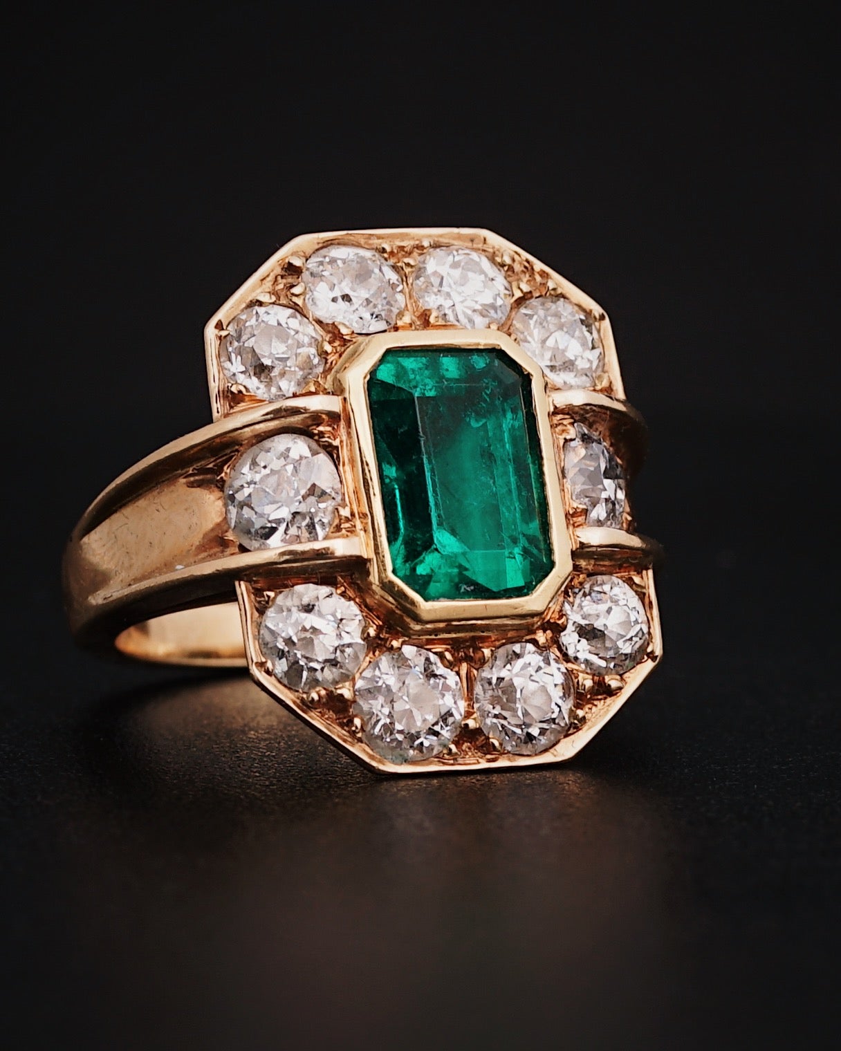 Mellerio dits Meller, Paris
A stunning 2.50cts Colombian Emerald & Old Mine Diamond set on 18k Gold Ring, Circa 1940.
Not less than this strong 18k gold Mellerio setting and 2.15 carats of Old Mine diamonds were necessary to enhance this 2.50 carats