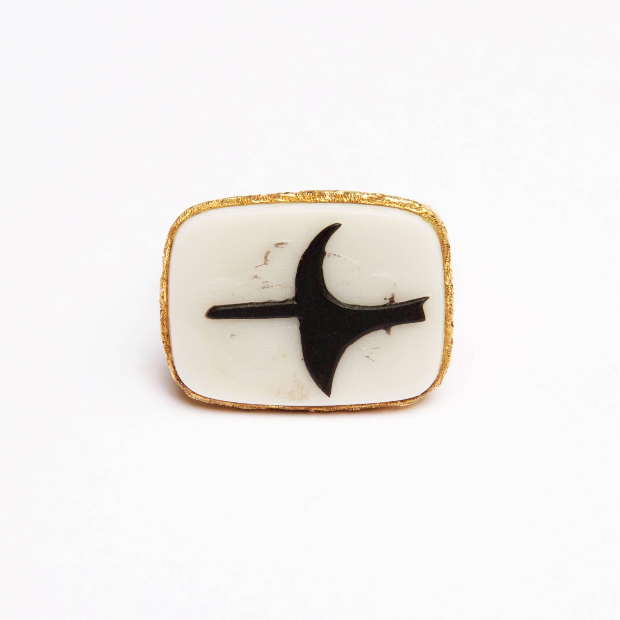 Very Rare 18K gold (marked), Onyx and White Agate cameo ring by Georges Braque (1882-1963), inventor of cubism.
This ring was manufactured by Heger de Loewenfeld after the gouache eos in 1963 in only one exemplar.

It is Signed 