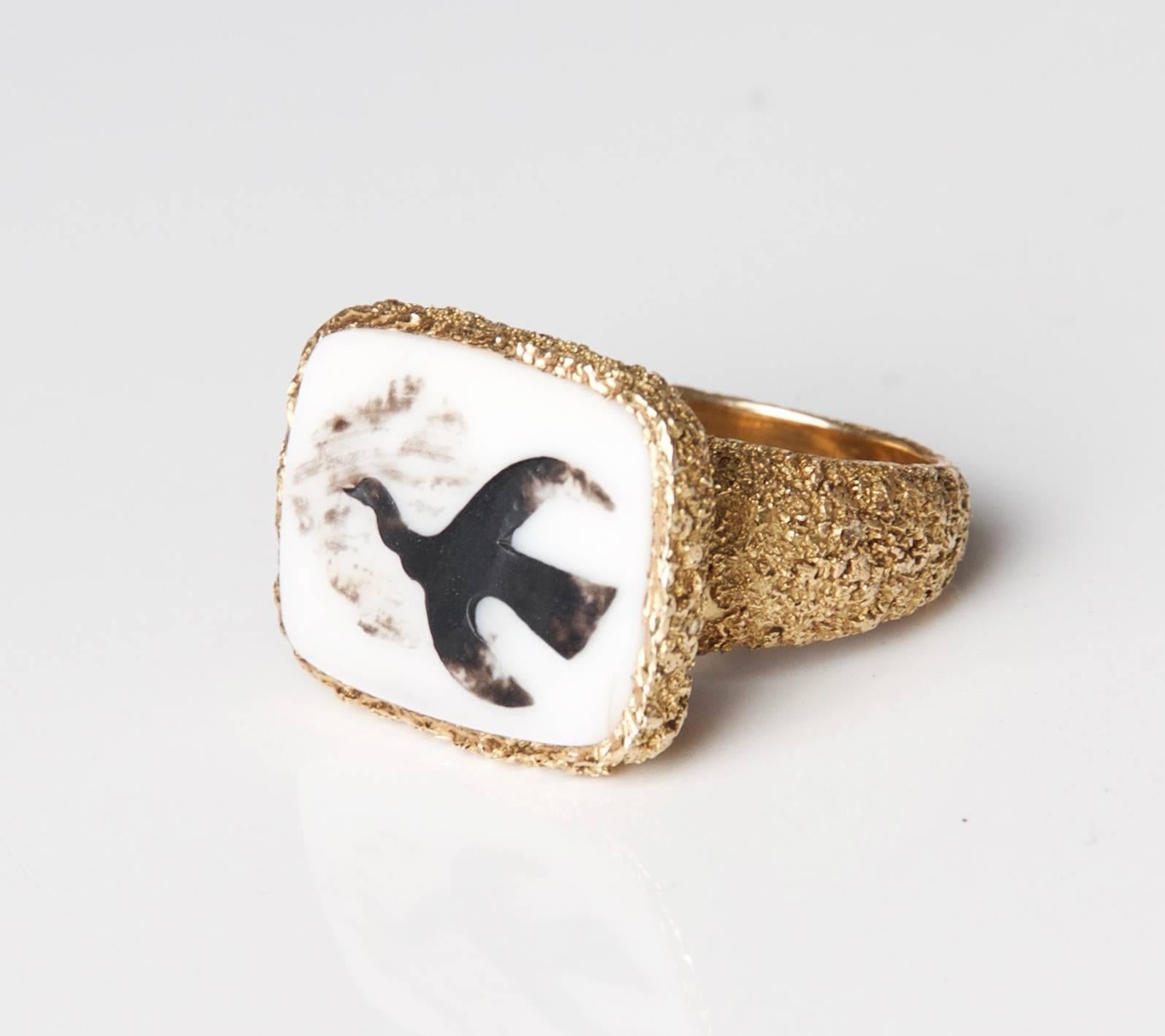 Very Rare 18K gold (marked), Onyx and White Agate cameo ring, called 'Megaletor III' by Georges Braque (1882-1963), inventor of cubism. 

This ring was manufactured by Heger de Loewenfeld after the gouache "Megaletor" (Picture 4) in 1962