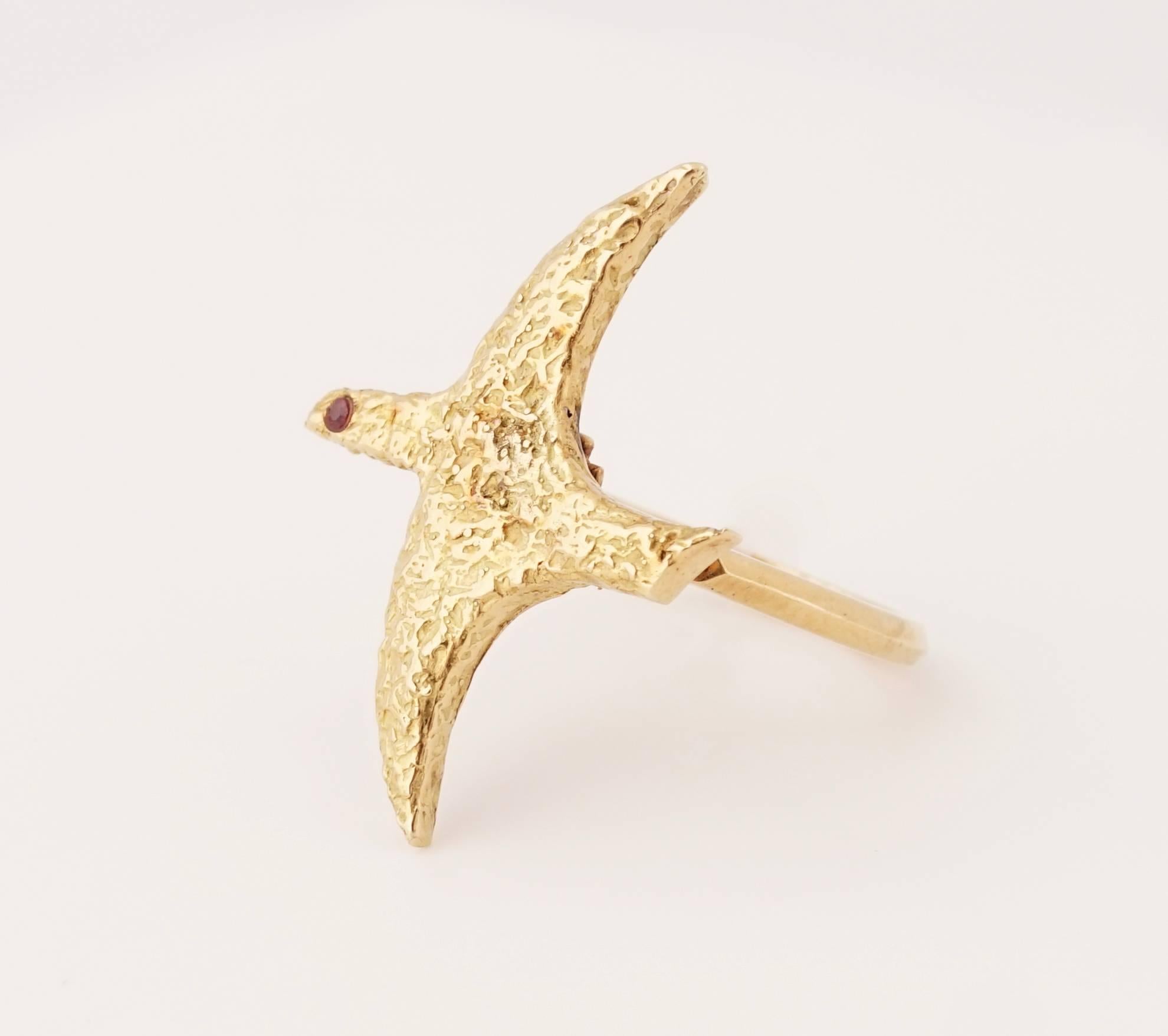 Expressversand während des Lockdowns versichert

Seltener Ring aus 18 Karat Gold und Rubin namens Leda von Georges Braque (1882-1963), dem Erfinder des Kubismus.
Es ist signiert 'B DE B' für Bijoux de Braque und 'H DE L' für Heger de Loewenfeld,