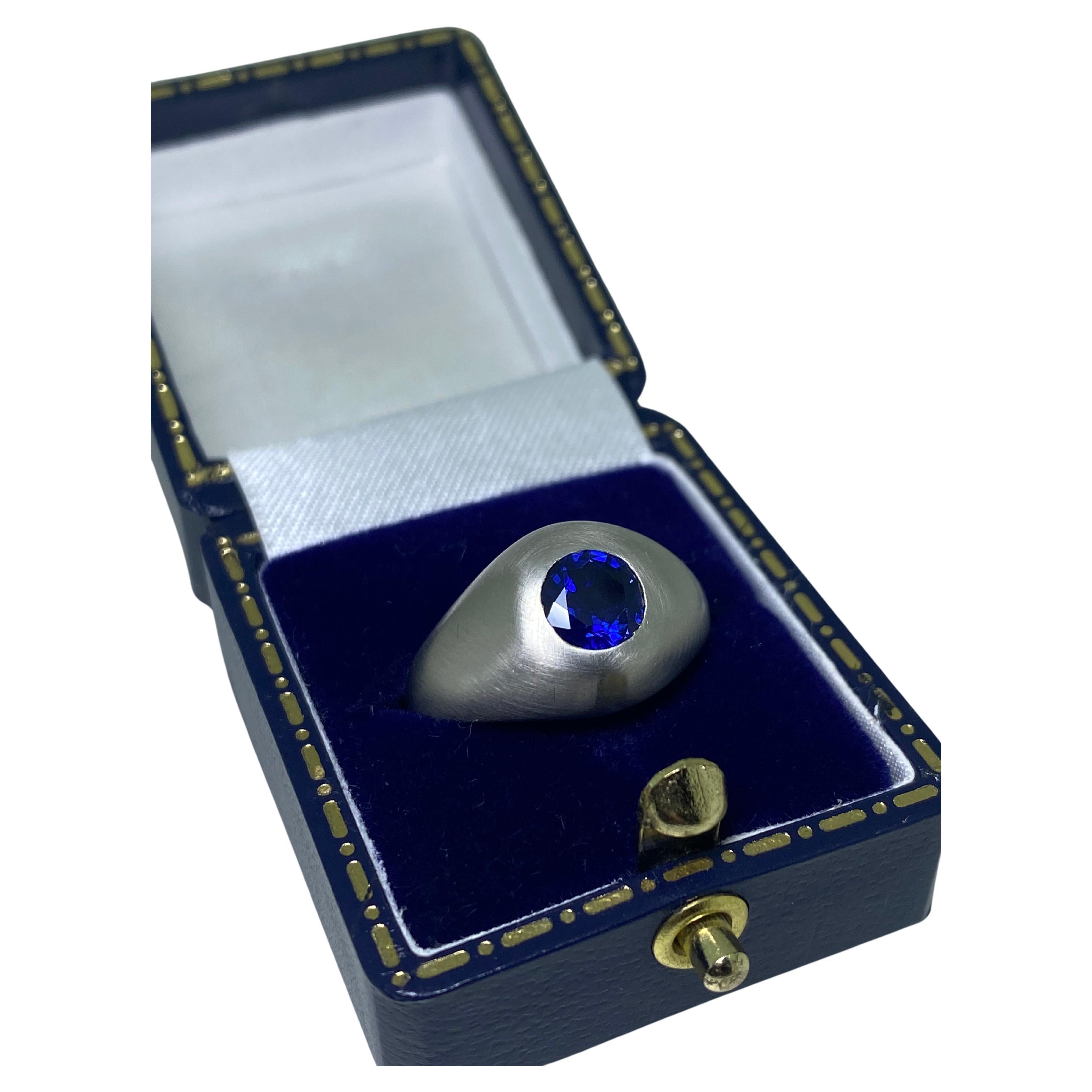 Boucheron Paris 1.30ct Natural Cambodian (Pailin) Sapphire Platinum Signet Ring. For Sale