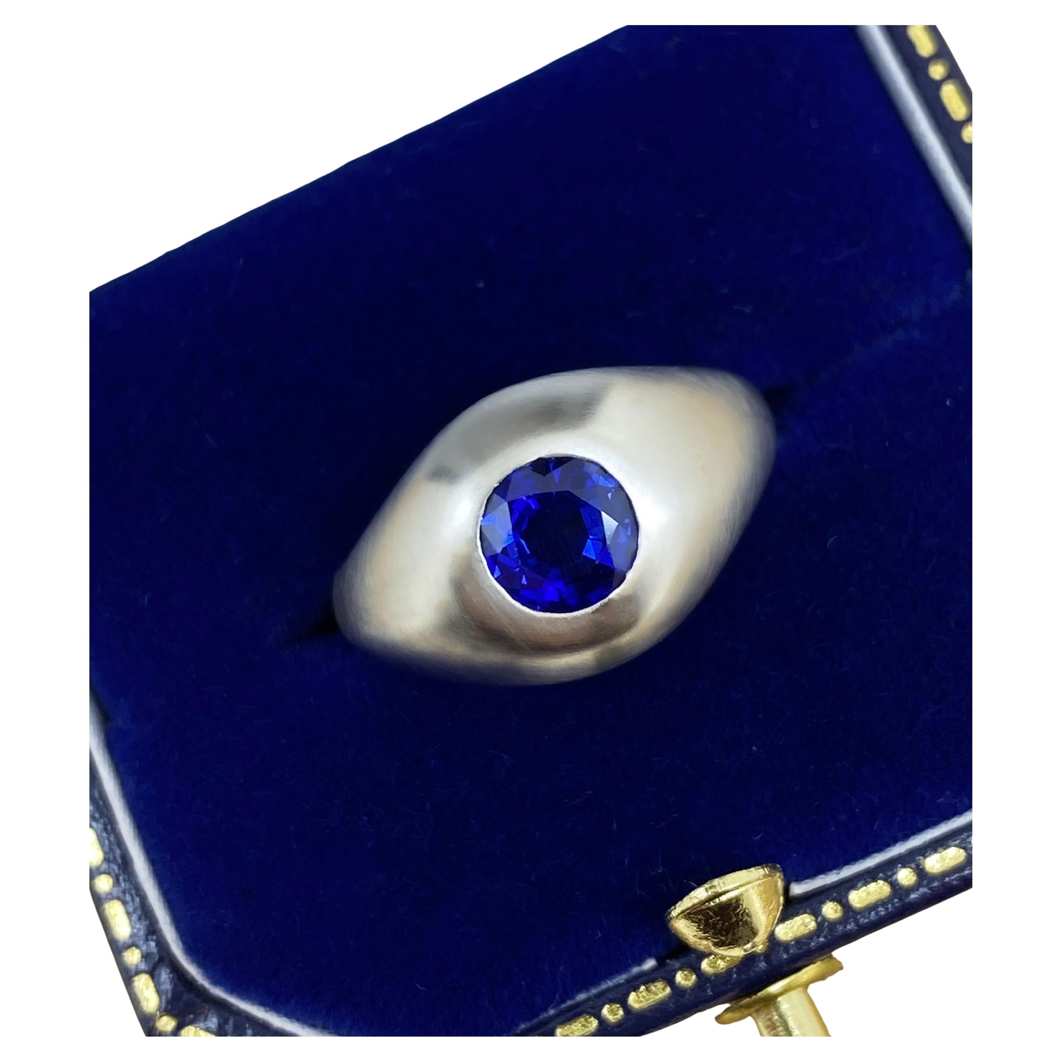 Boucheron Paris Anello con zaffiro naturale cambogiano (Pailin) da 1,30 carati in platino.