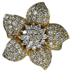 Hervorragender 2,20 Karat Diamant-Cluster-Ring in Blumenform aus 18 Karat Gelbgold mit Pavé-Fassung