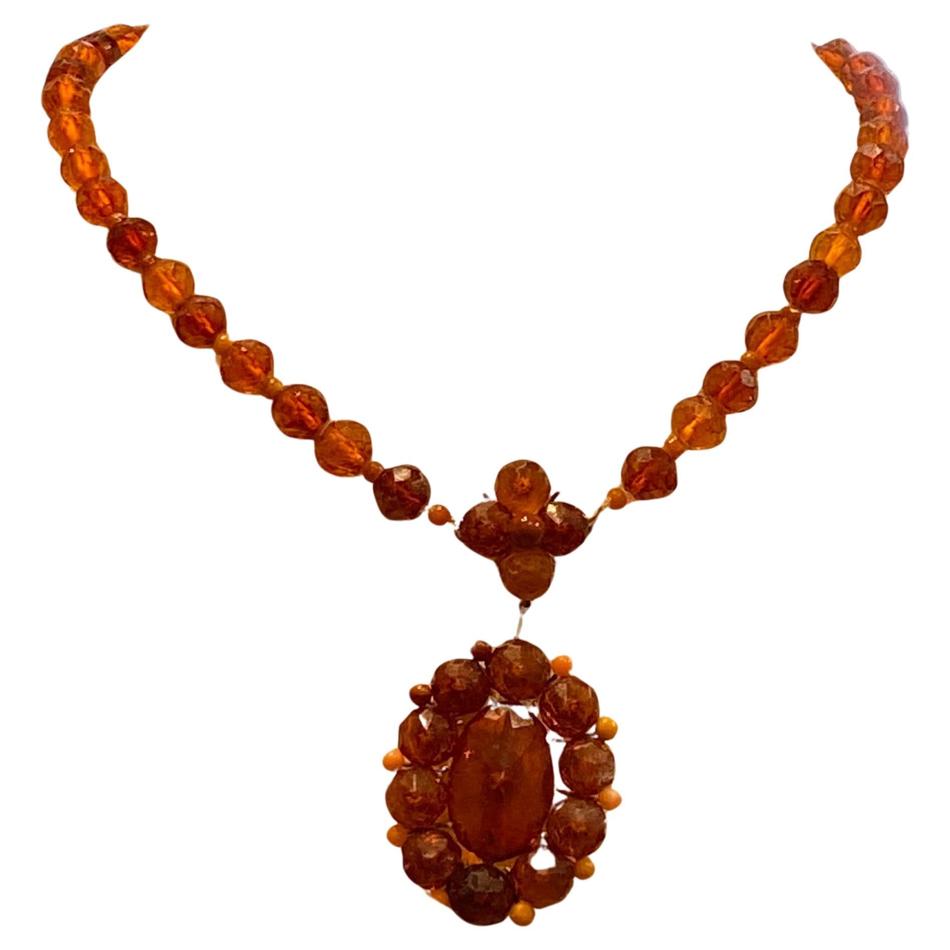 Collier et pendentif italien ancien en ambre naturelle, fermoir en or 9 carats, 49 cm de long.