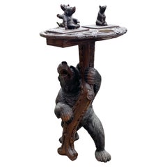 Table d'appoint pour ours en noyer sculpté de la fin du XIXe siècle en Suisse, avec jarre à tabac