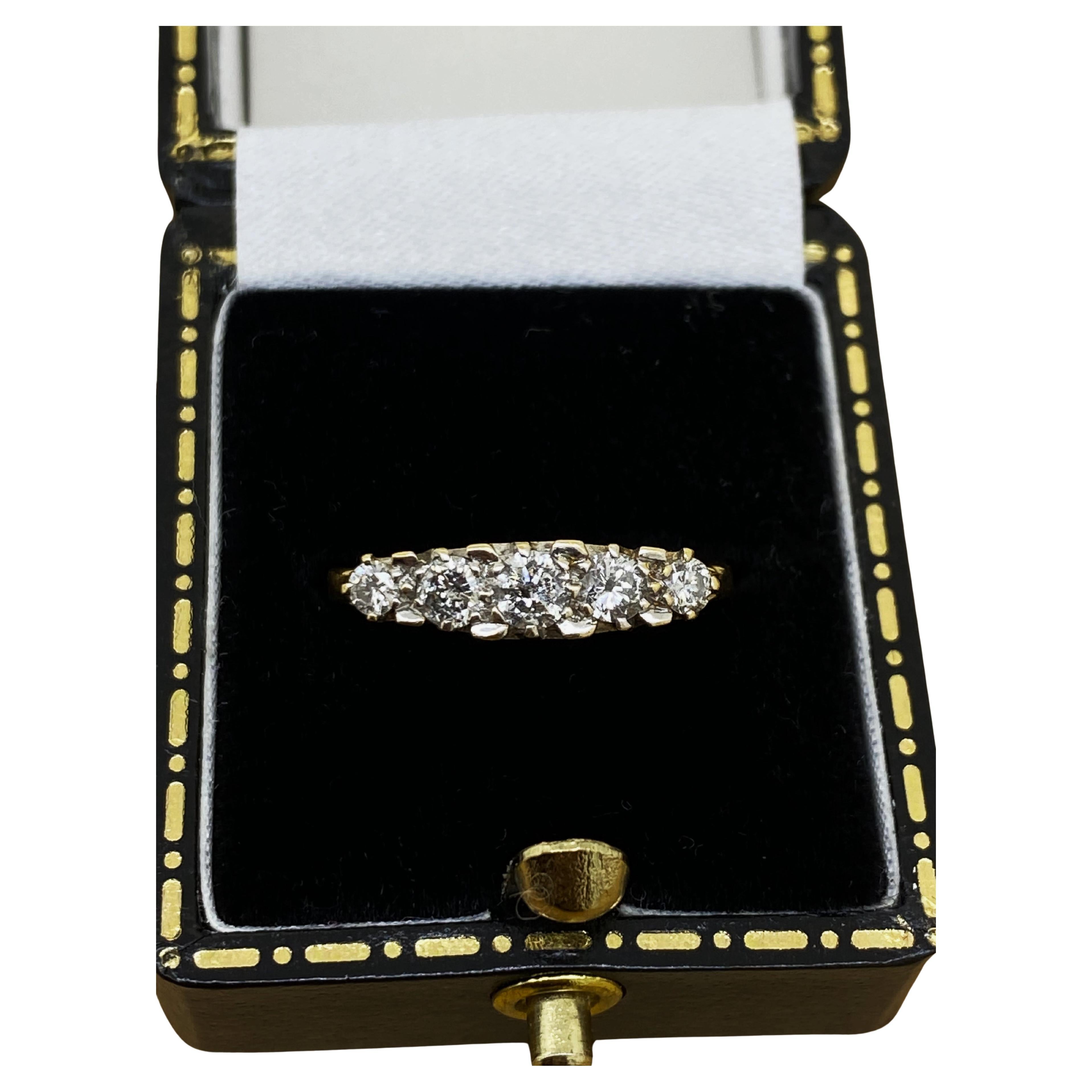 Anello con 5 pietre e mezzo cerchio da 0,65 carati con diamanti, in stile Art Déco. Punzoni inglesi.
