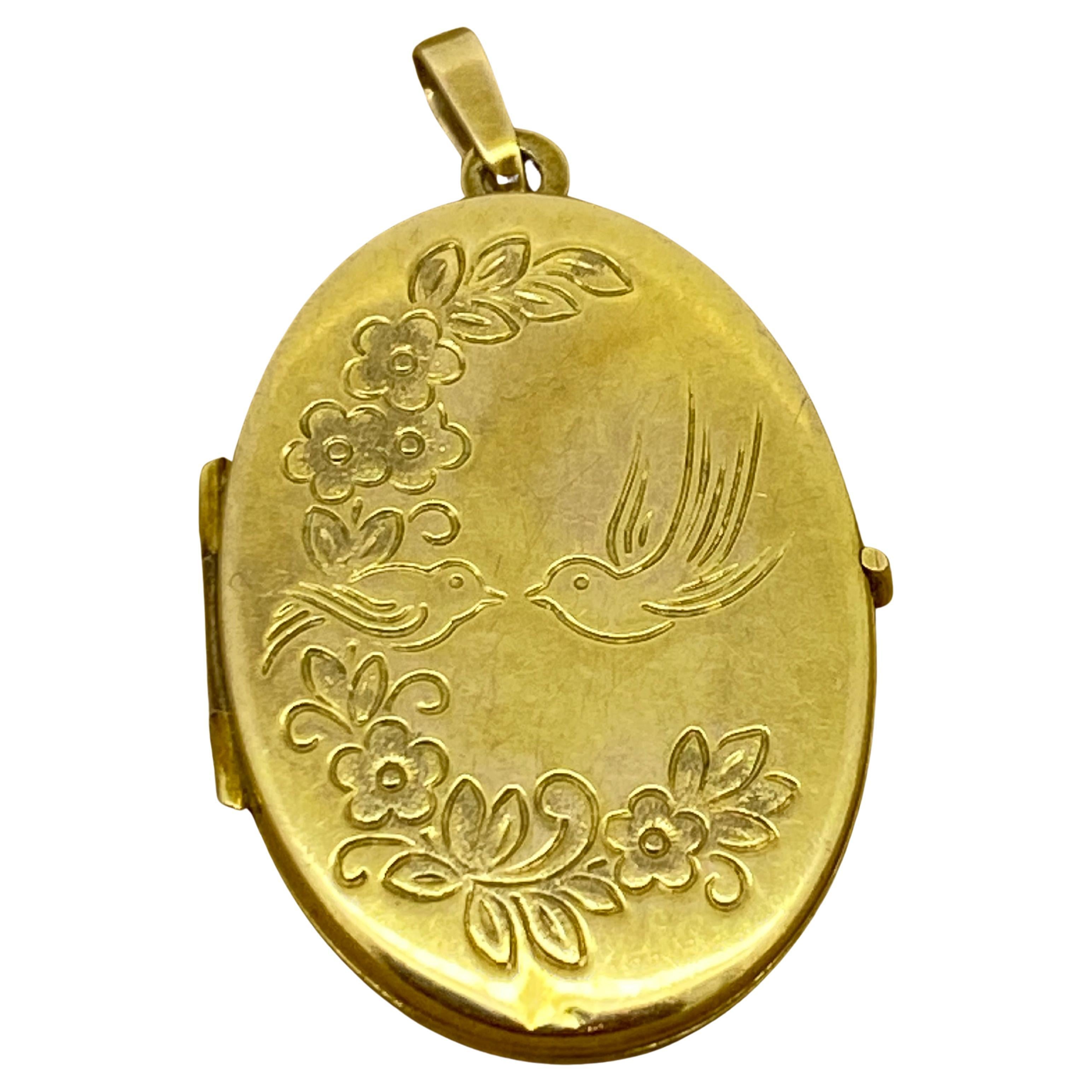 Vintage English 9K Yellow Gold Finely Engraved Large Oval Locket