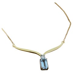 Collar colgante de oro italiano de 9 quilates con aguamarina y diamantes talla esmeralda de 2,50 ct