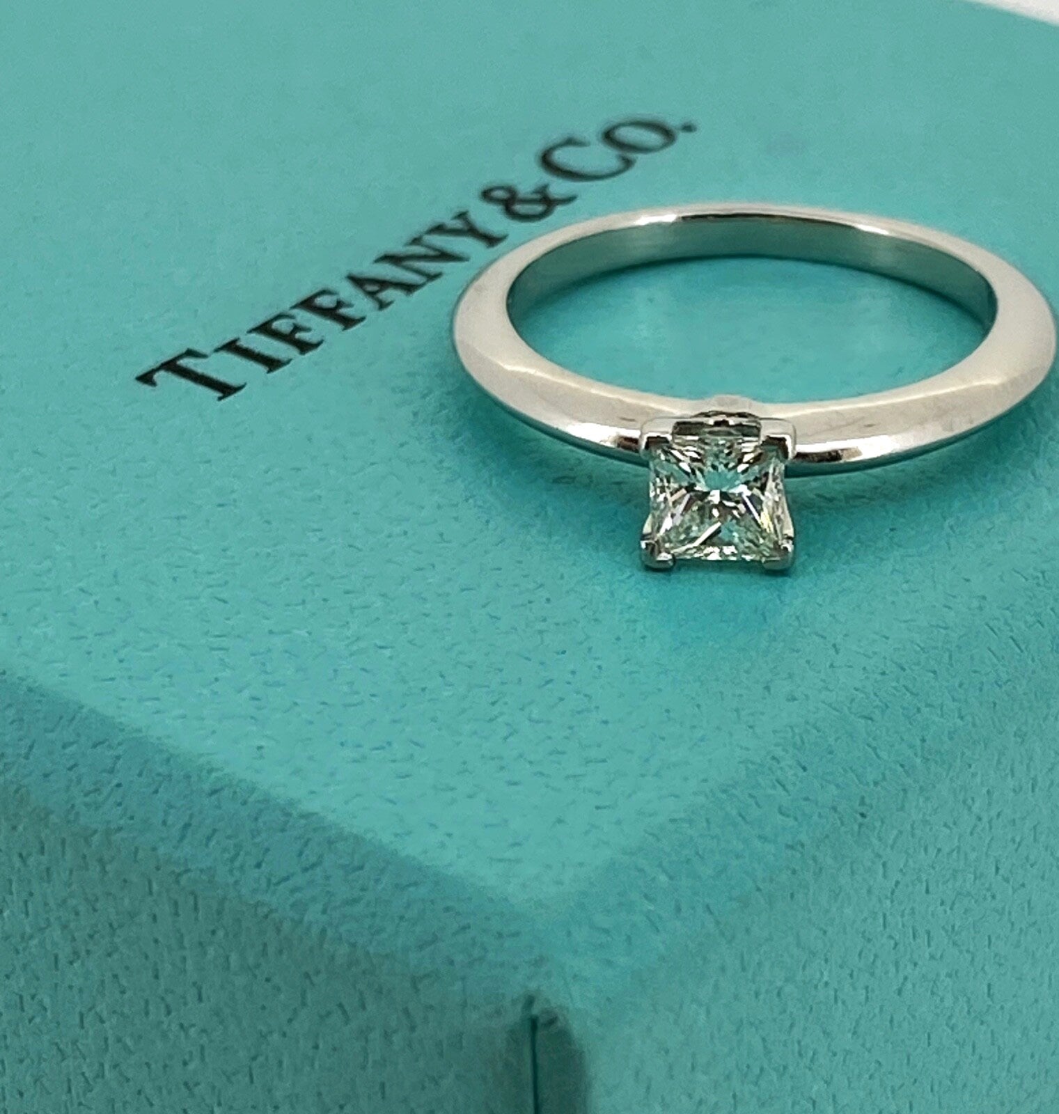 Mit raffinierter Eleganz gefertigt von Tiffany & Co, 
dieser diamantene Solitär-Verlobungsring ist DER Ring 

Tadellose Herkunft, hochwertige MATERIALIEN, 
sind neben dem bekannten Namen seine Highlights 

Das Stück kommt mit original Einzelhandel