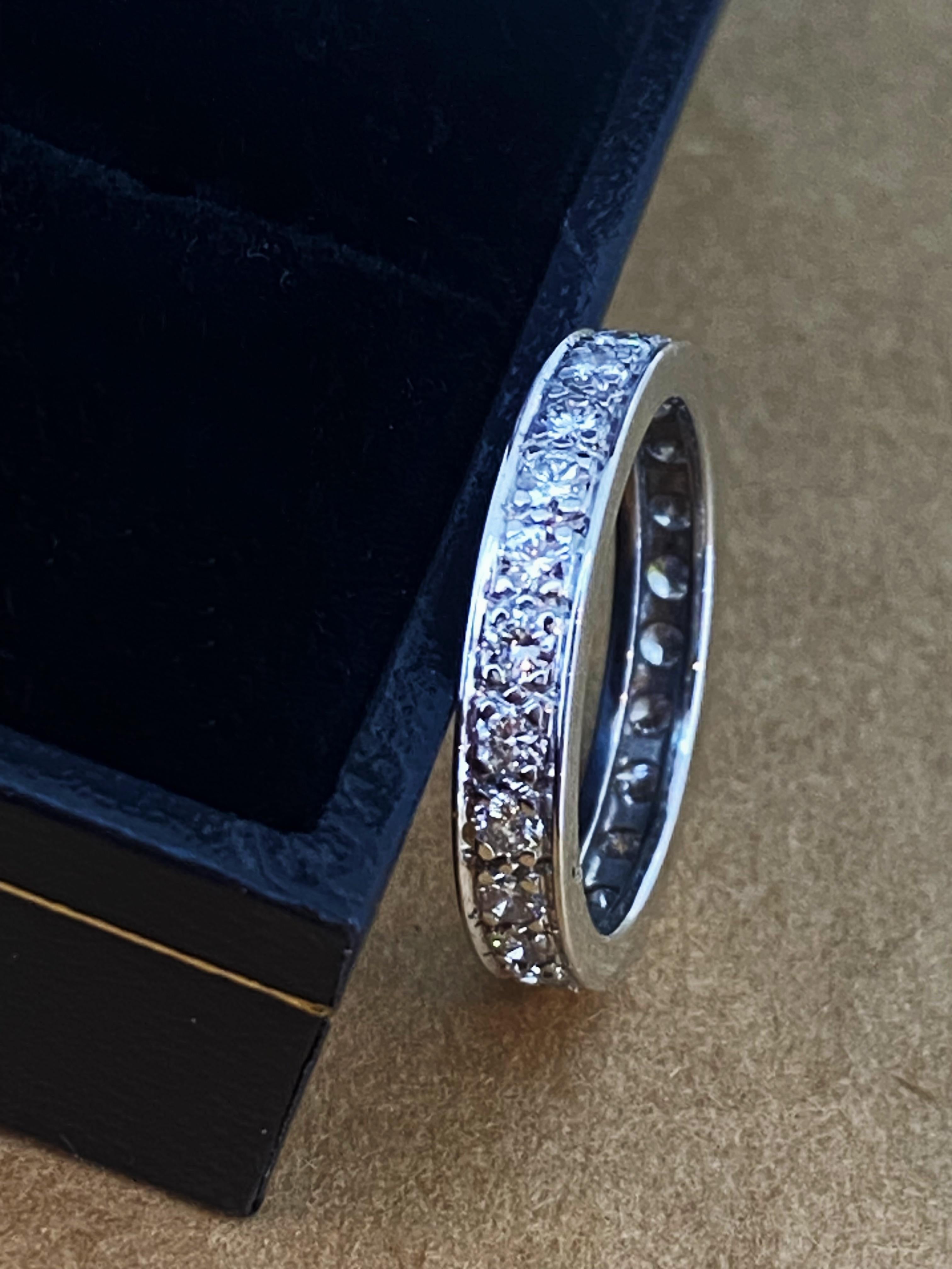 Ewigkeitsringe - auch Unendlichkeits- oder Ewigkeitsringe genannt -
sind zeitlose Symbole für unendliche Liebe und Hingabe. 

In einem durchgehenden Kreis entworfen, 
oft rundherum mit Diamanten oder Edelsteinen besetzt, 
Sie stellen eine Verbindung