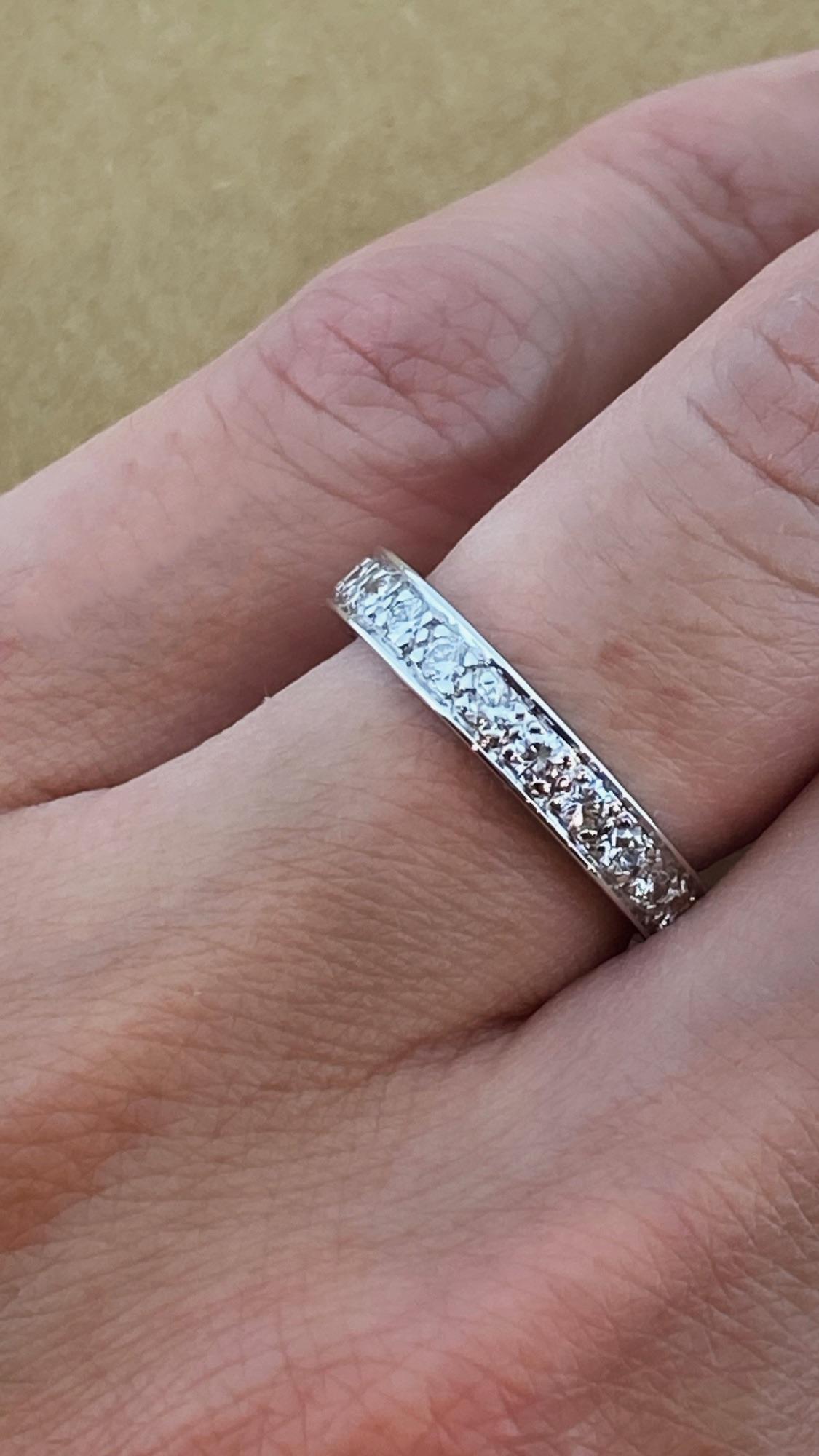 Hervorragende 1,00ct Thread & Grain Set Diamond Full Eternity Band in 18K Weißgold Damen im Angebot