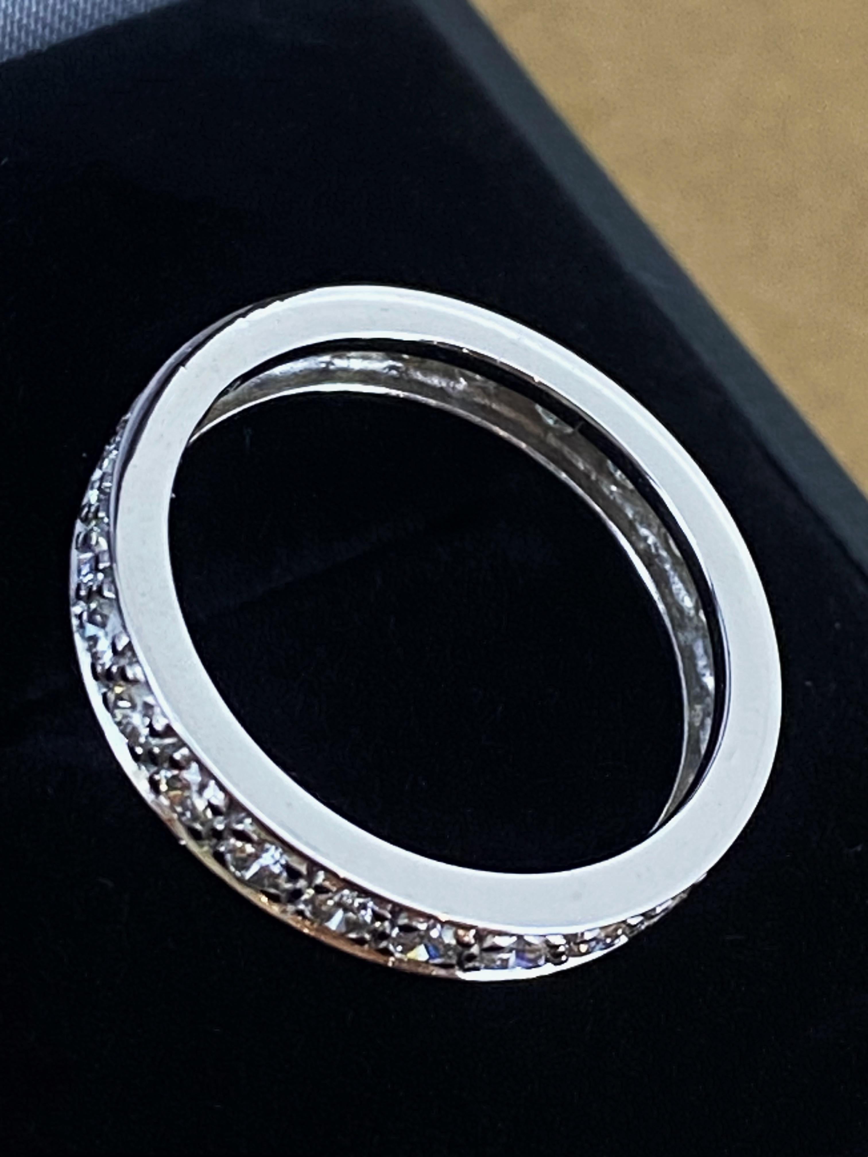 Hervorragende 1,00ct Thread & Grain Set Diamond Full Eternity Band in 18K Weißgold (Rundschliff) im Angebot