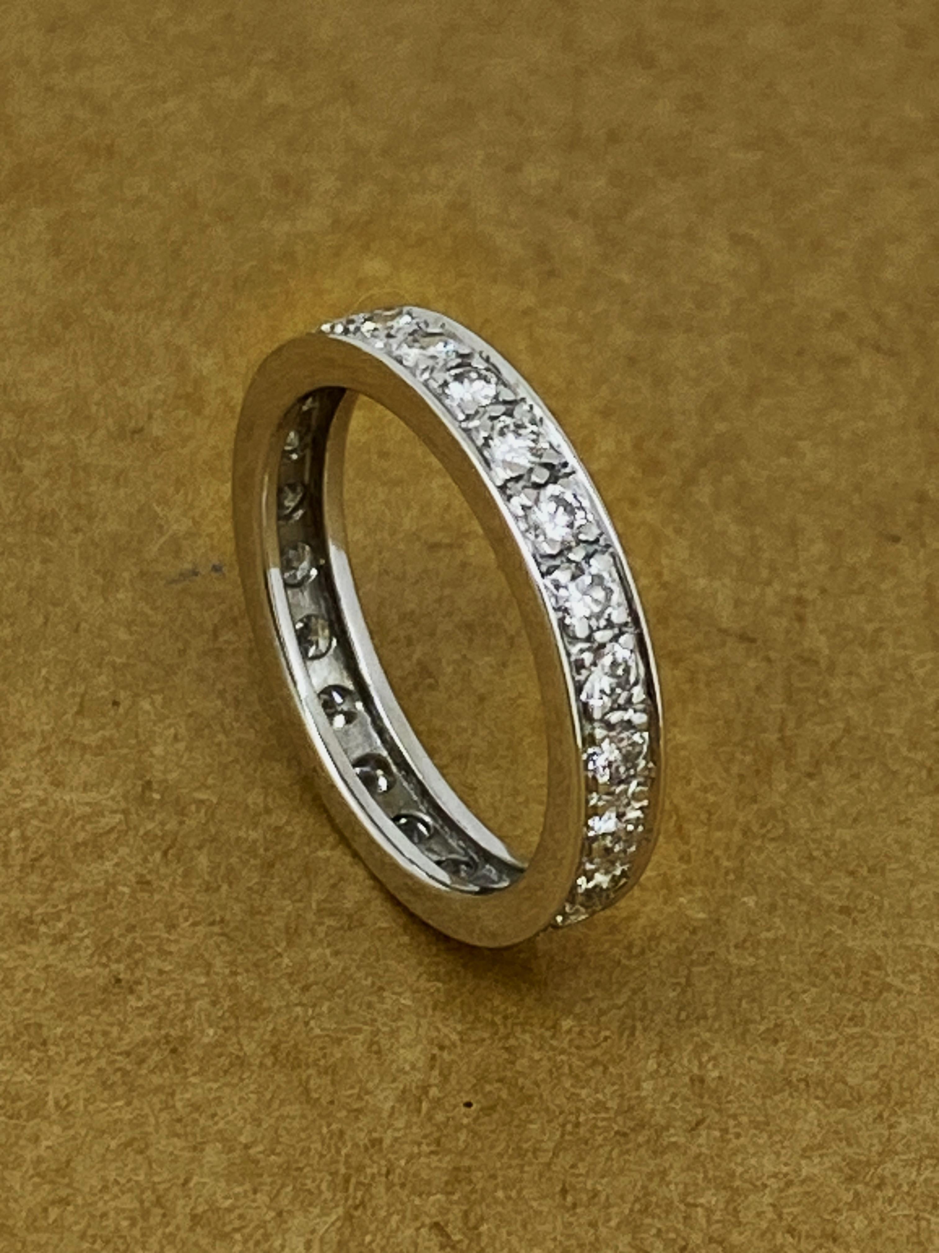 Hervorragende 1,00ct Thread & Grain Set Diamond Full Eternity Band in 18K Weißgold (Moderne) im Angebot
