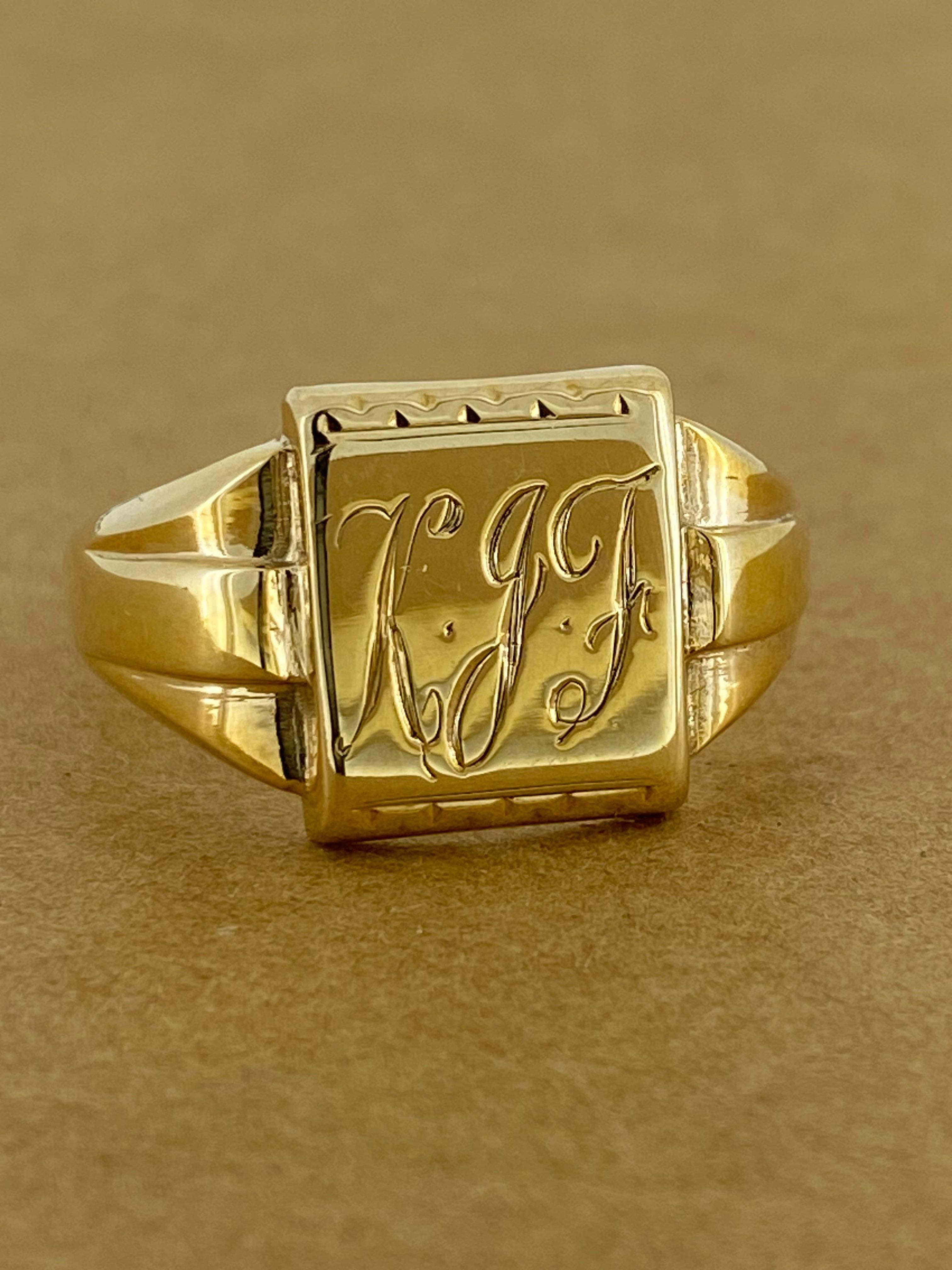 Di un design desiderabile per il sigillo, 
questo solido e pesante anello retrò da uomo
è meticolosamente realizzato in oro giallo 9 carati.

Il pannello anteriore è finemente inciso e reca le iniziali 