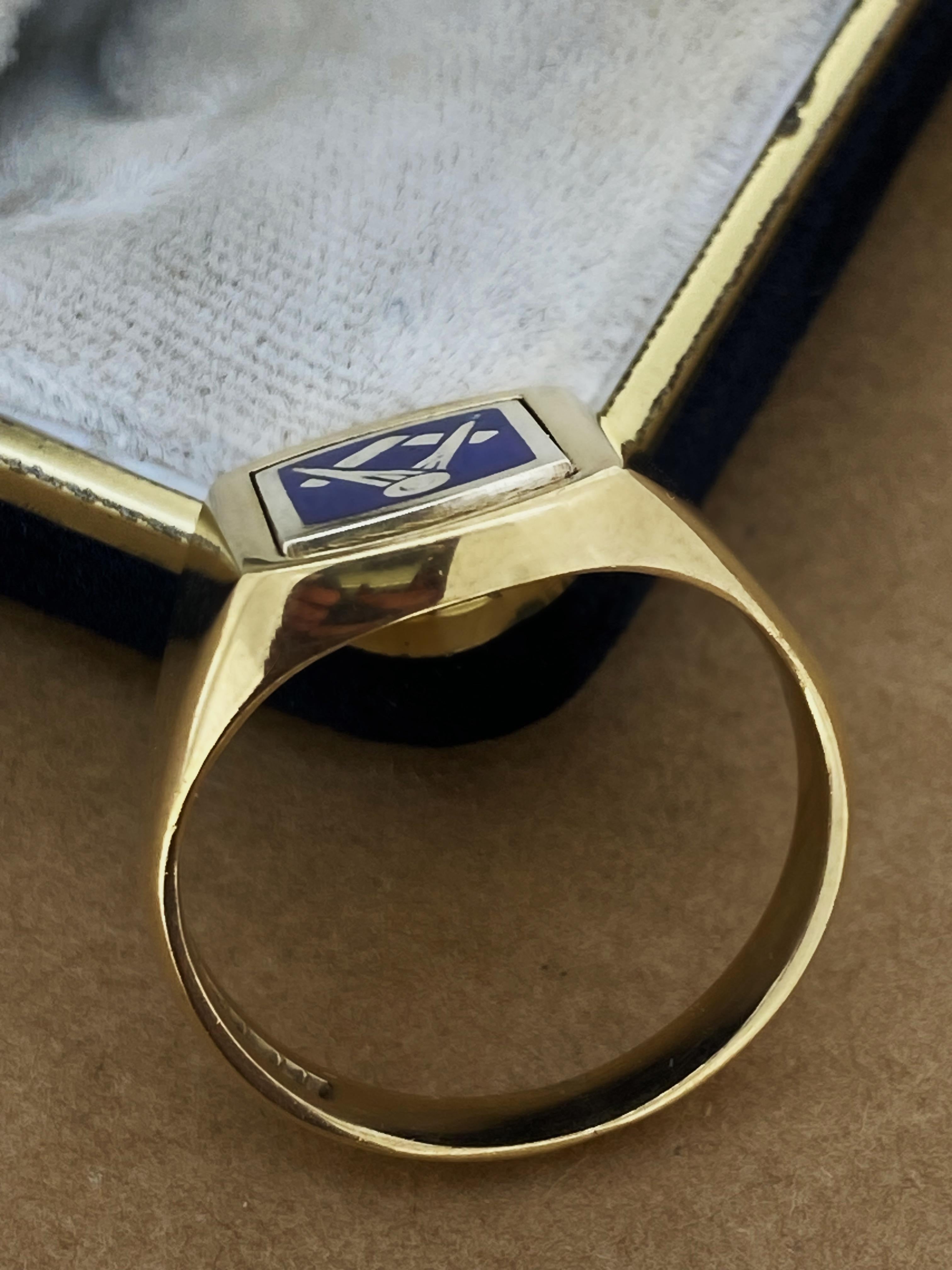 Art Déco Anello massonico da uomo in oro giallo e bianco 9K con smalto blu e firma inglese incisa in vendita