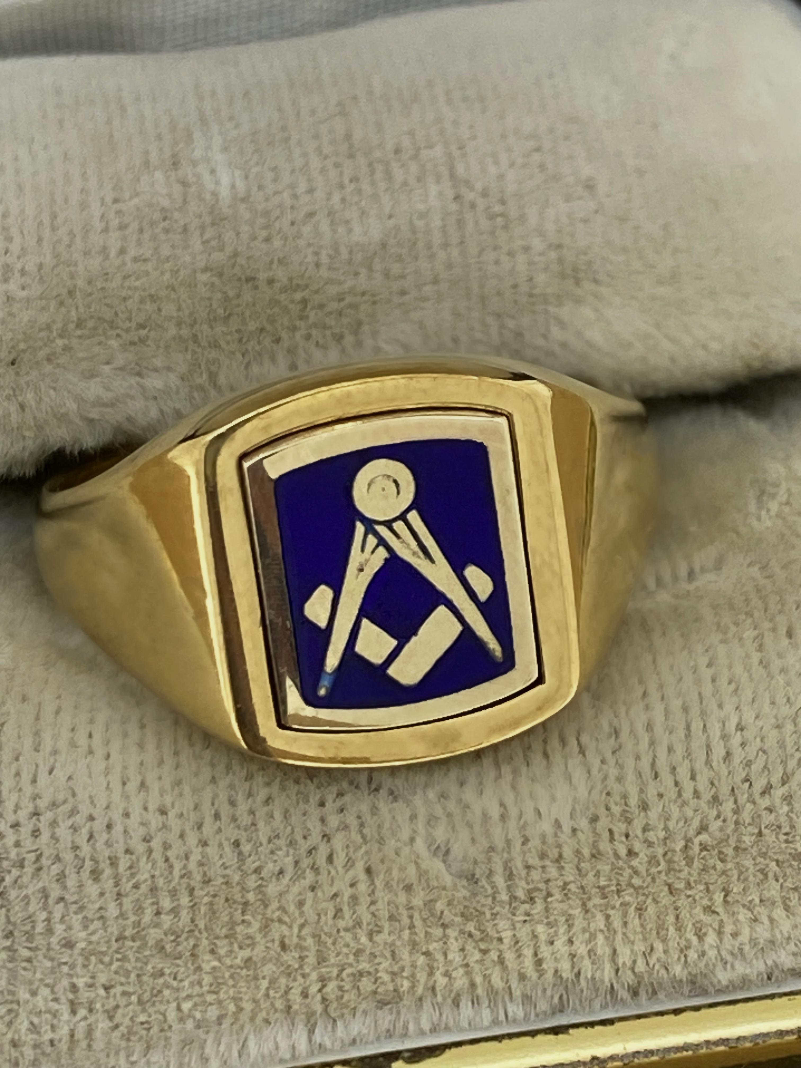 Uomo Anello massonico da uomo in oro giallo e bianco 9K con smalto blu e firma inglese incisa in vendita