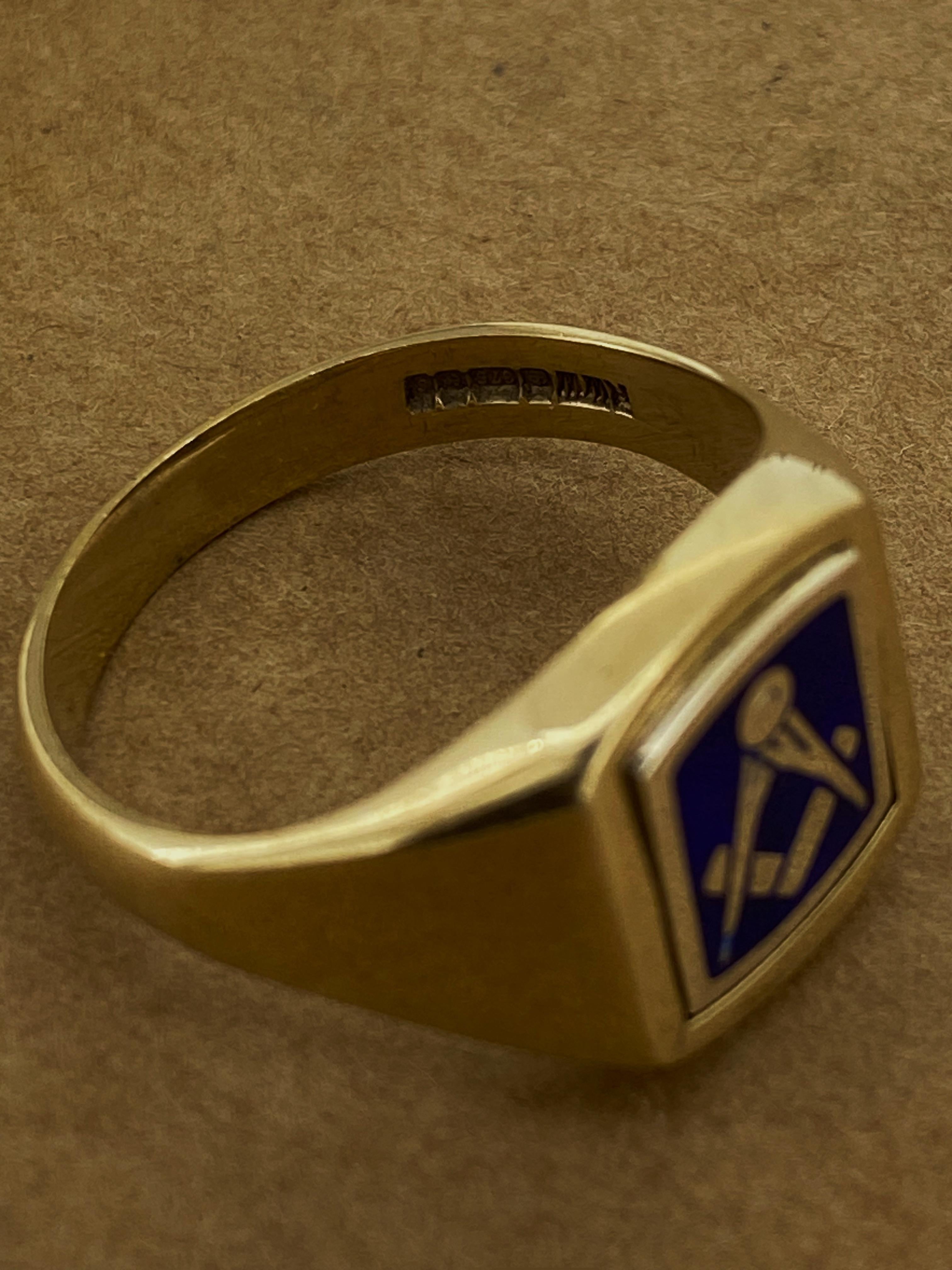 Anello massonico da uomo in oro giallo e bianco 9K con smalto blu e firma inglese incisa In condizioni ottime in vendita a MELBOURNE, AU