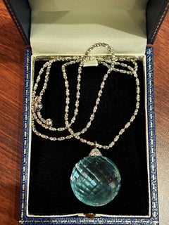 Ciondolo con acquamarina sfaccettata e diamanti da 72,00ct di P. Costagli su collana Paspaley