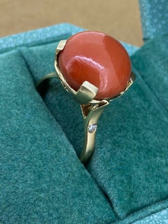 Anello con corallo cabochon rotondo grande da 14 mm, colore rosso arancio mediterraneo naturale, in oro 18 carati