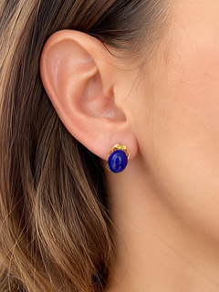 Orecchini a bottone con lapislazzuli blu reale naturale (cabochon ovale) e oro giallo 18 carati